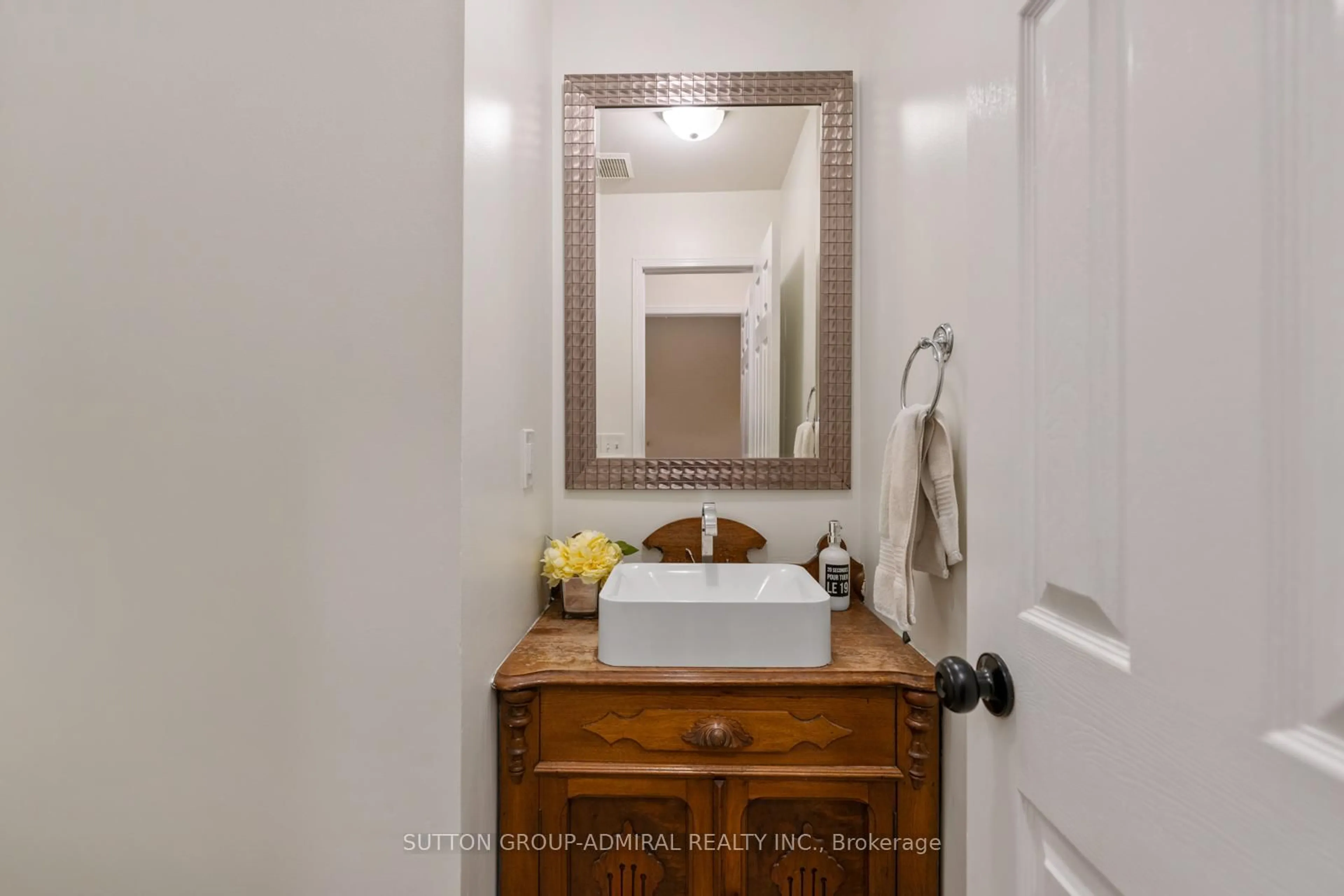 Standard bathroom, ceramic/tile floor for 25 Umbria Cres, Vaughan Ontario L4H 2E1