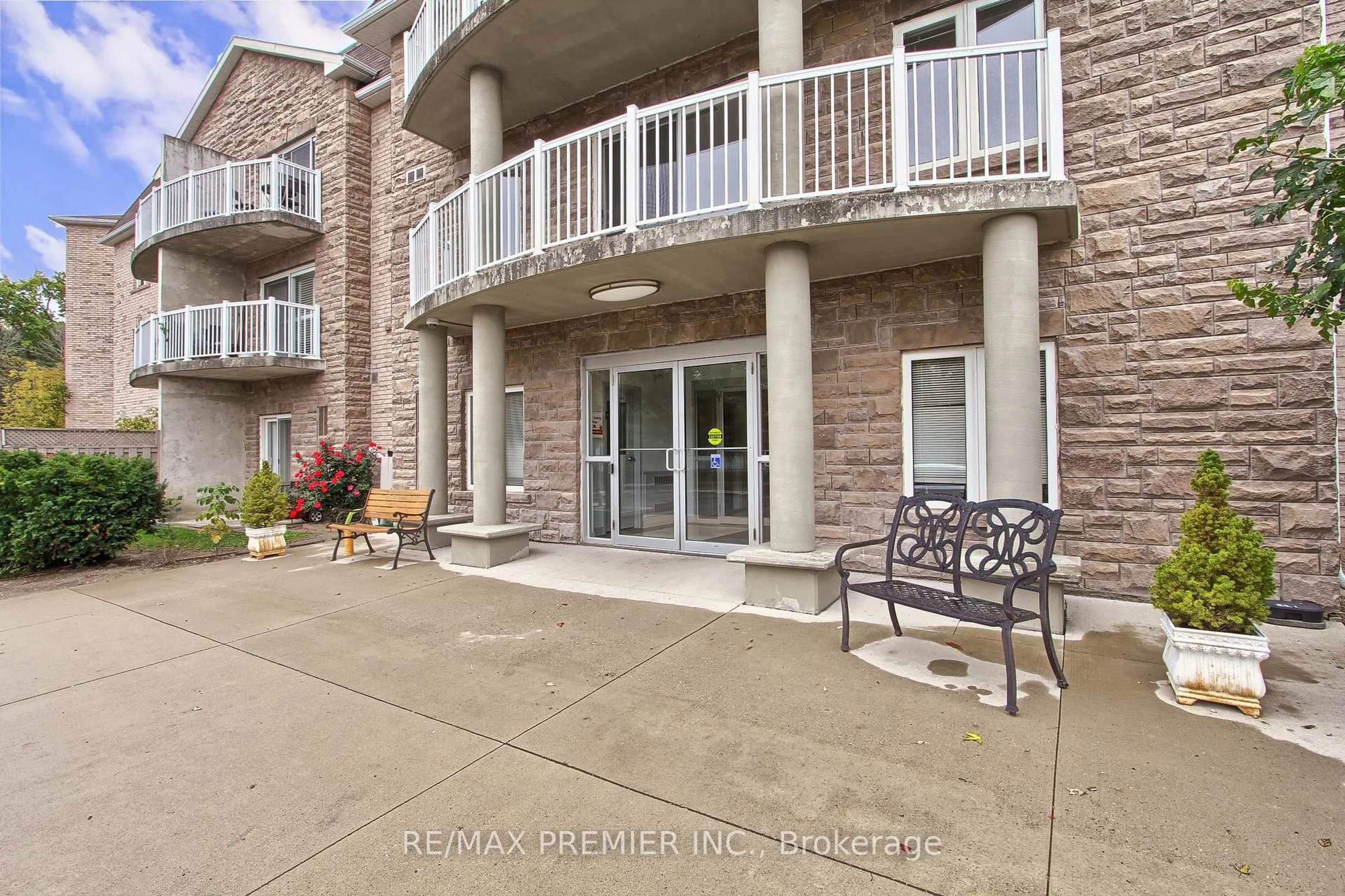 Patio, water/lake/river/ocean view for 32 Church St #110, King Ontario L0G 1T0