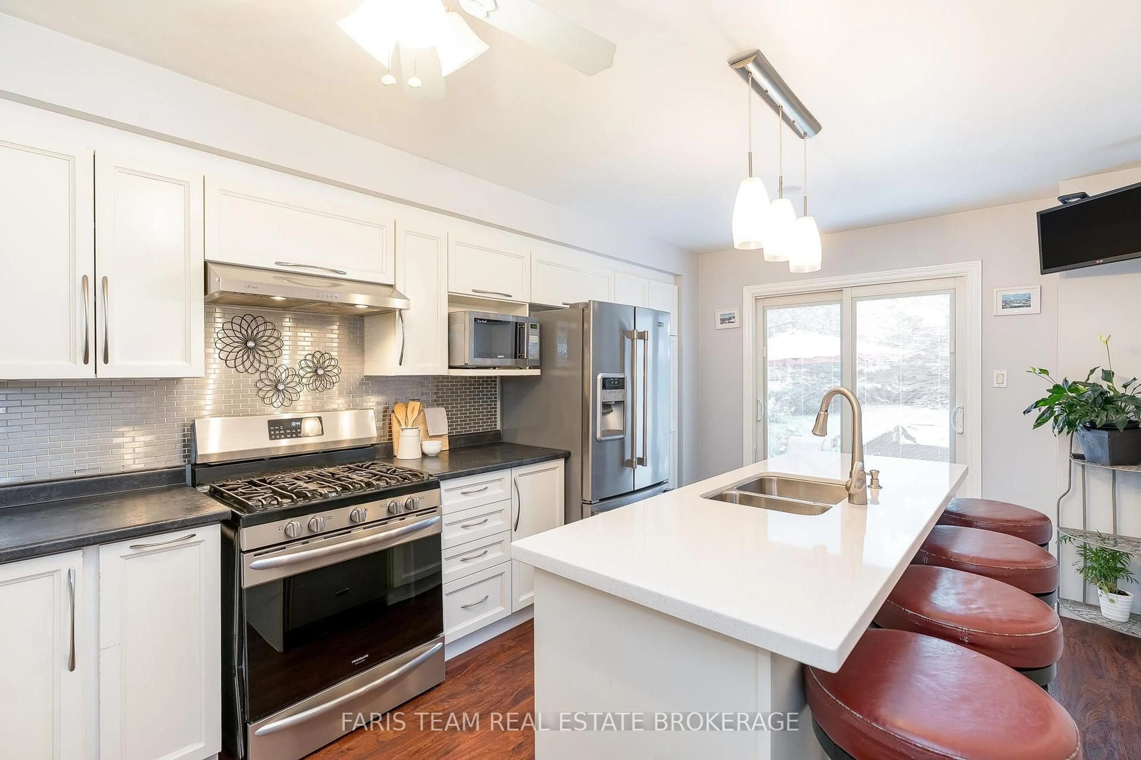 Open concept kitchen, ceramic/tile floor for 963 Linden St, Innisfil Ontario L9S 1W6