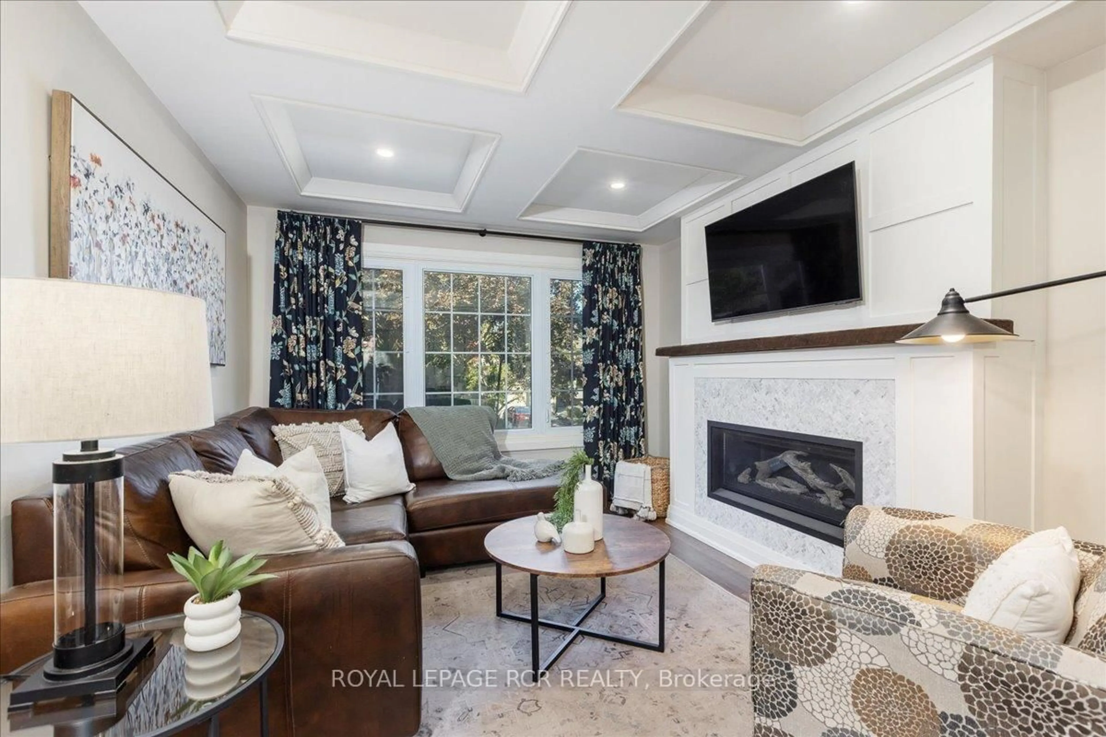 Living room with furniture, unknown for 448 Dover Cres, Newmarket Ontario L3Y 6C5