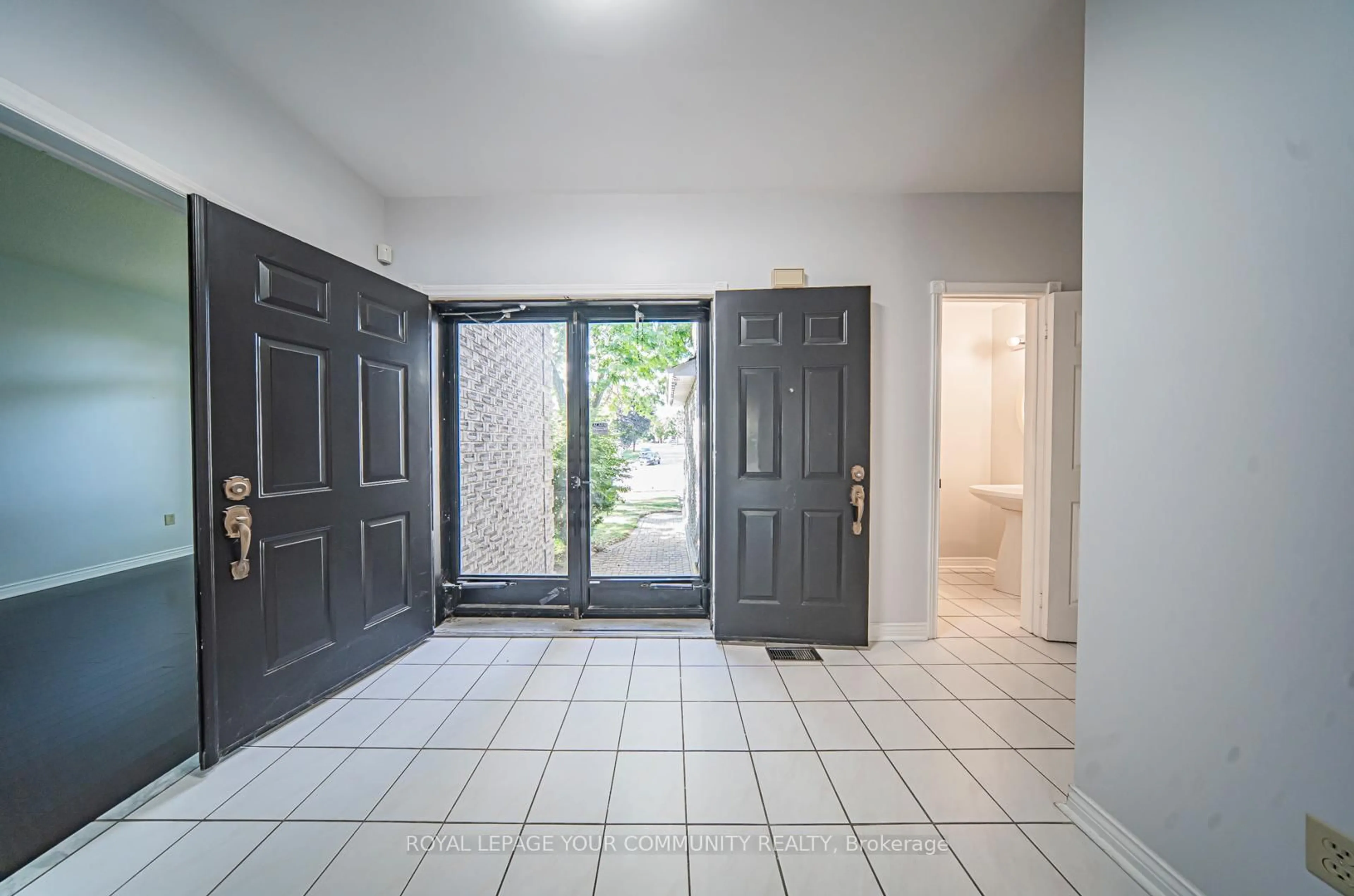 Indoor entryway for 147 John Button Blvd, Markham Ontario L3R 9G2