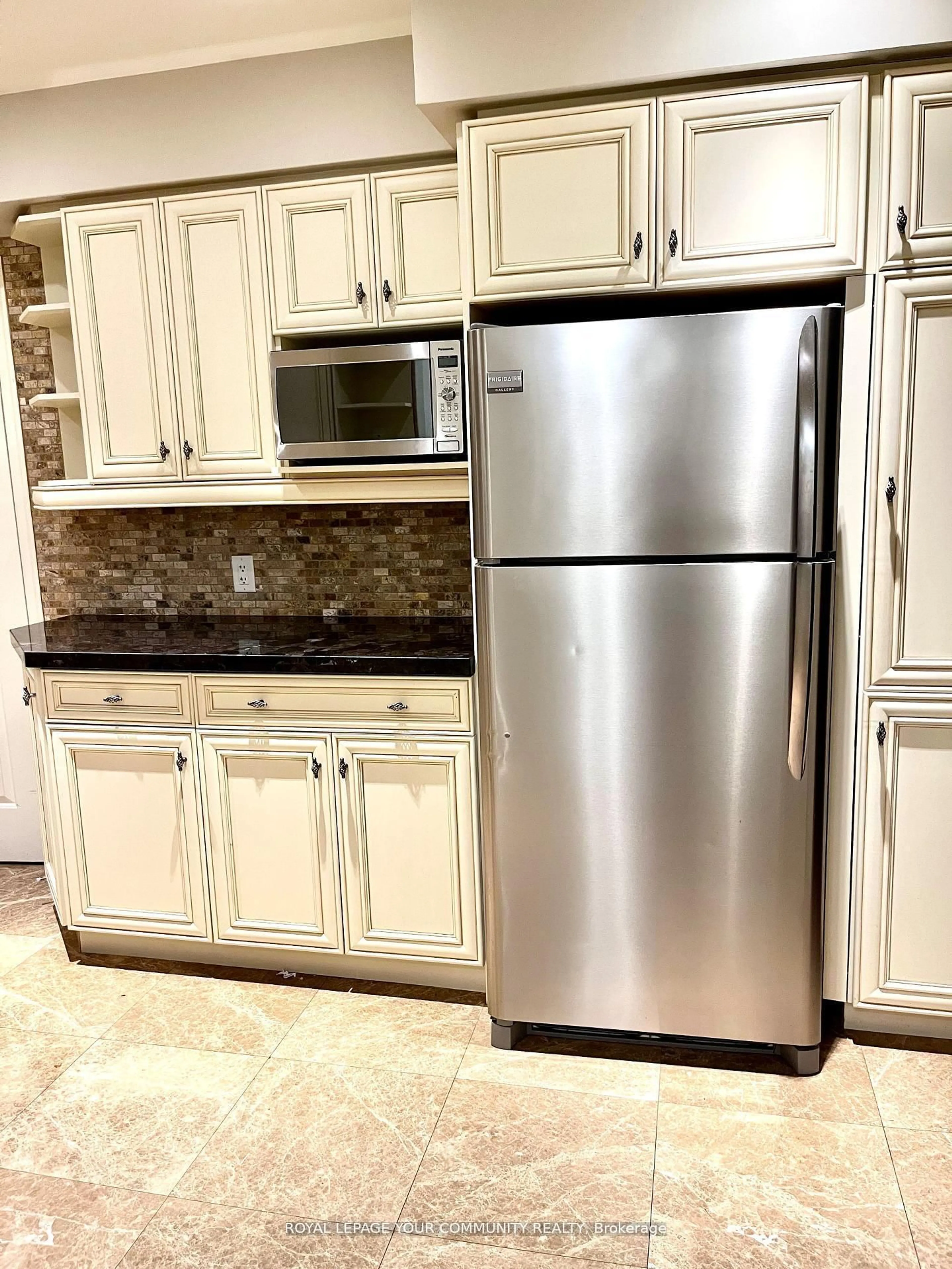 Standard kitchen, ceramic/tile floor for 134 James St, King Ontario L7B 1J6