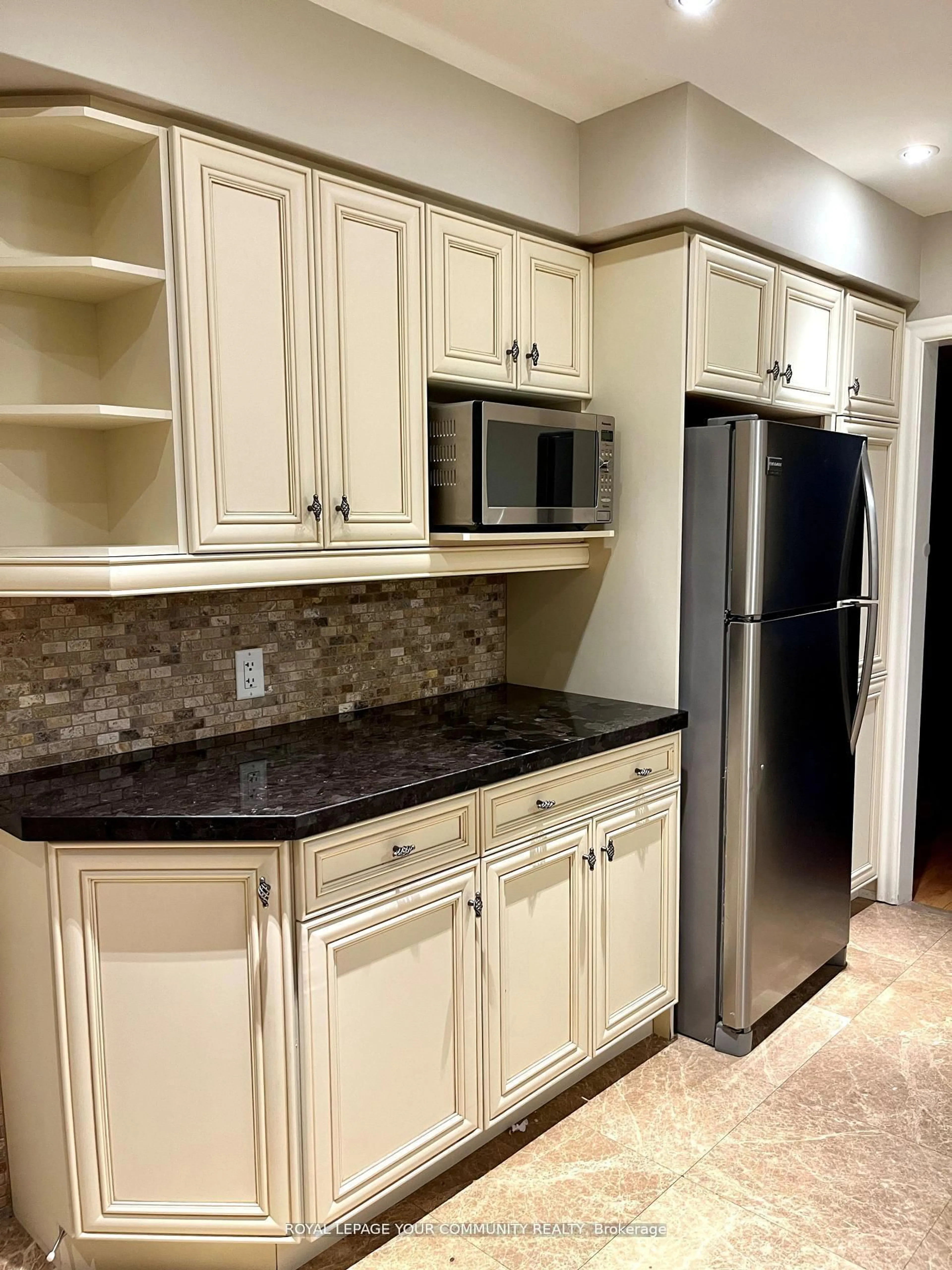 Standard kitchen, ceramic/tile floor for 134 James St, King Ontario L7B 1J6
