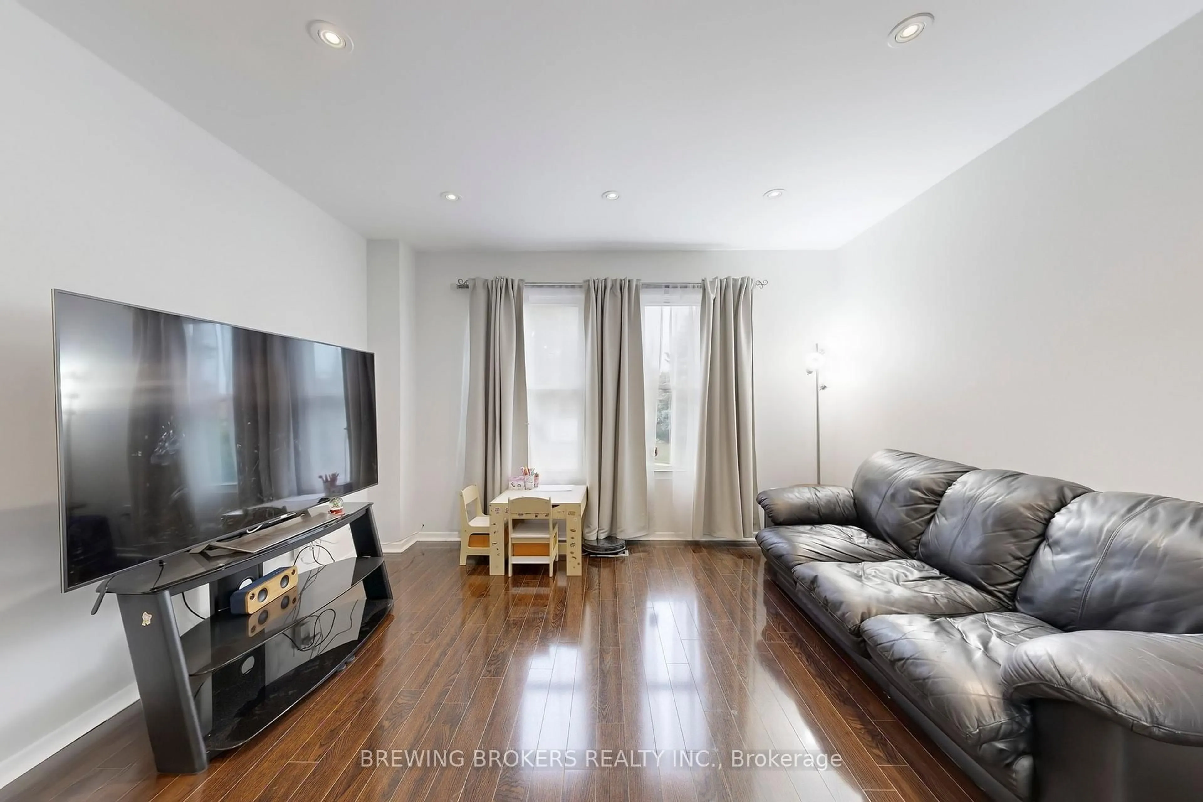 Living room with furniture, wood/laminate floor for 78 Colleen St, Vaughan Ontario L4J 5G6