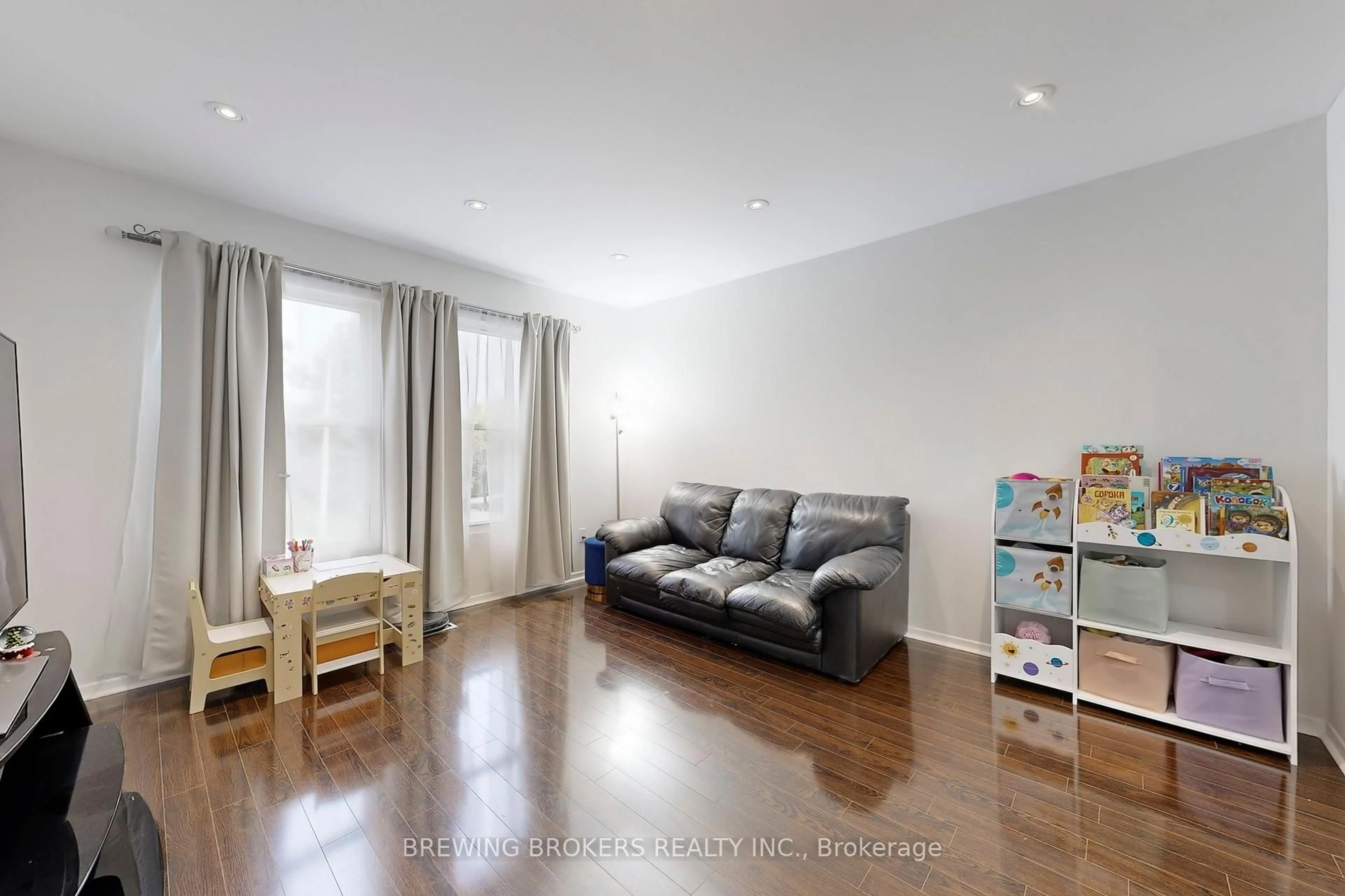 Living room with furniture, wood/laminate floor for 78 Colleen St, Vaughan Ontario L4J 5G6