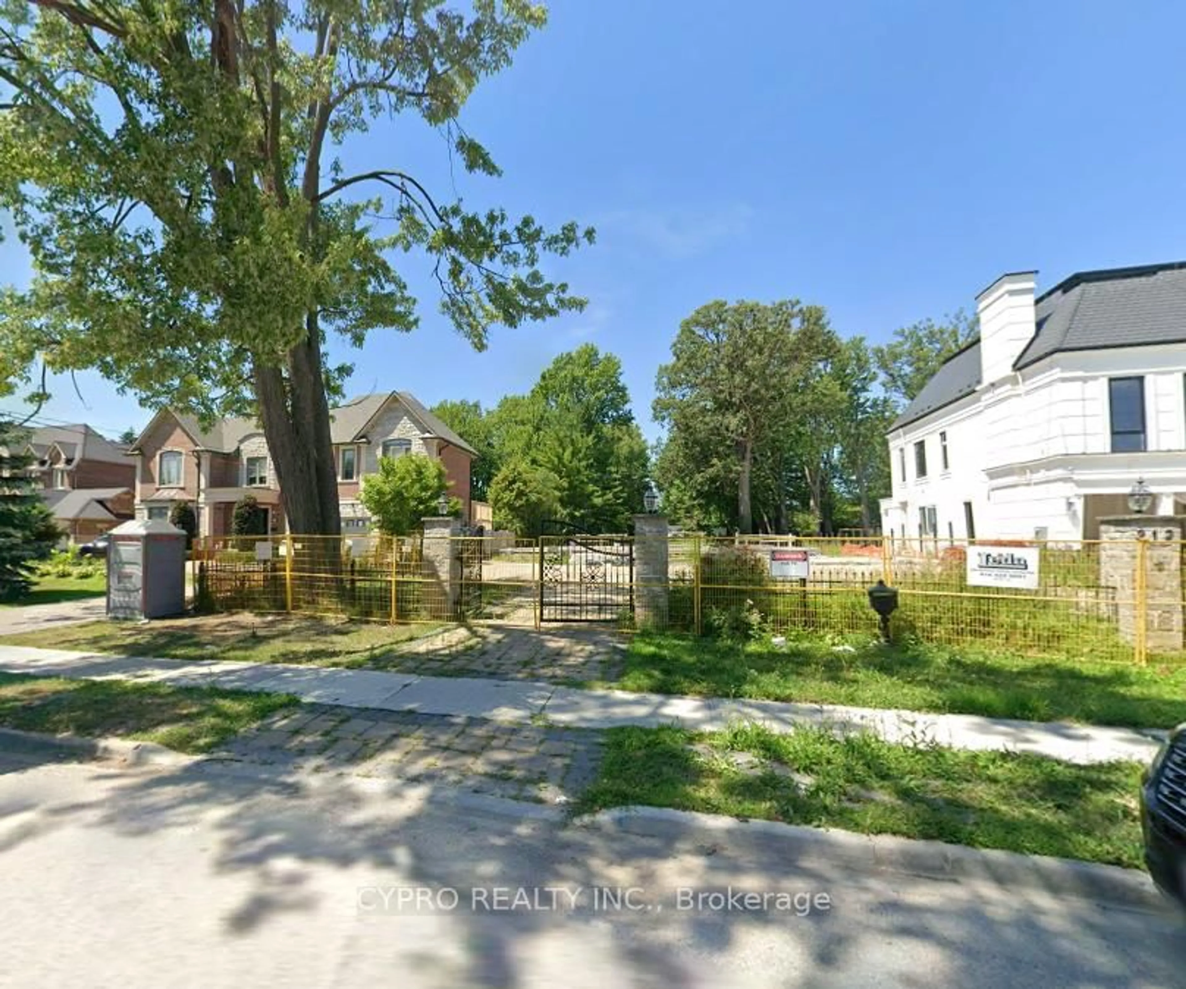 A pic from outside/outdoor area/front of a property/back of a property/a pic from drone, street for 212 Duncan Rd, Richmond Hill Ontario L4C 6J9
