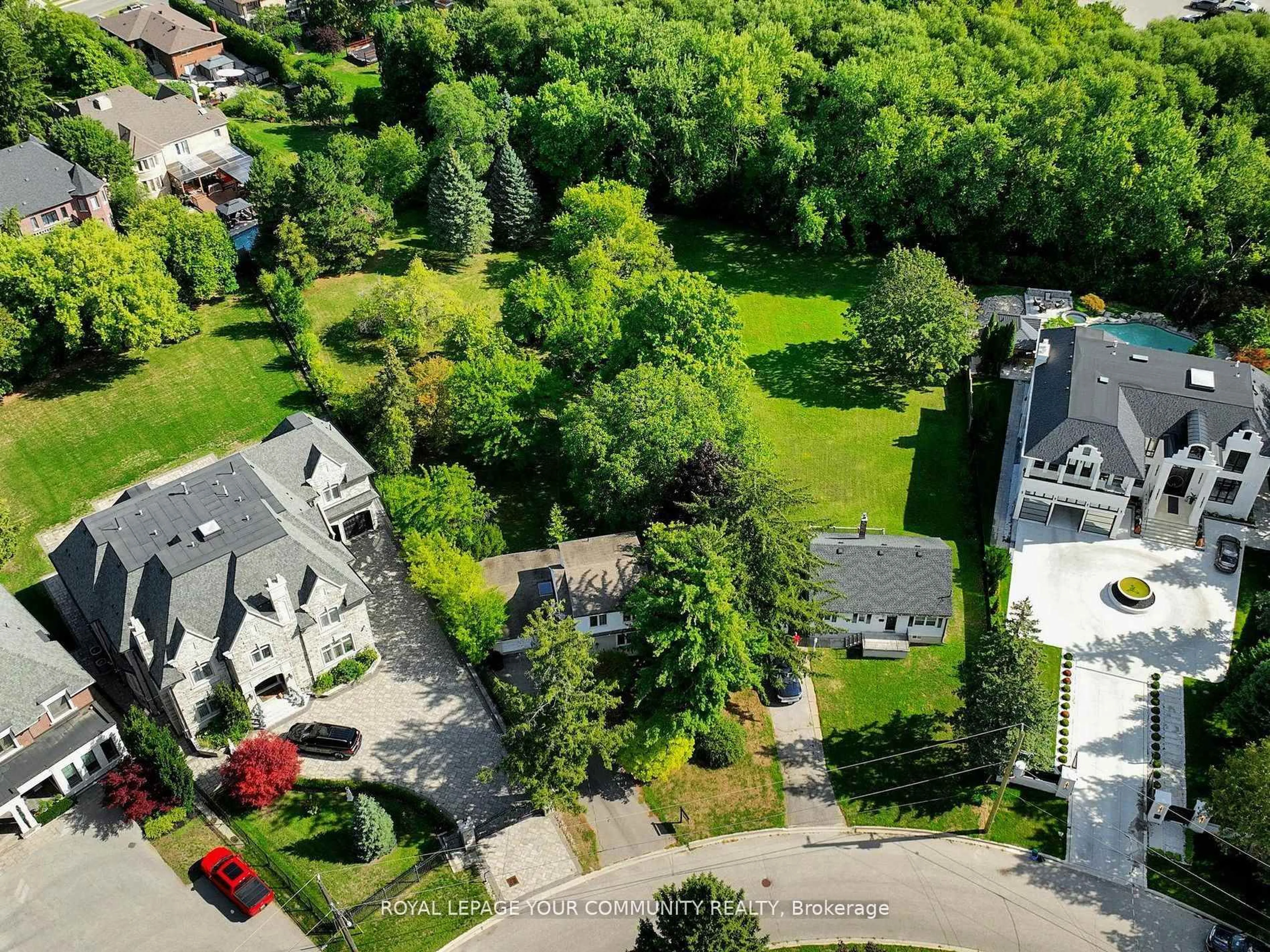 A pic from outside/outdoor area/front of a property/back of a property/a pic from drone, street for 29 Boyle Dr, Richmond Hill Ontario L4C 6C8