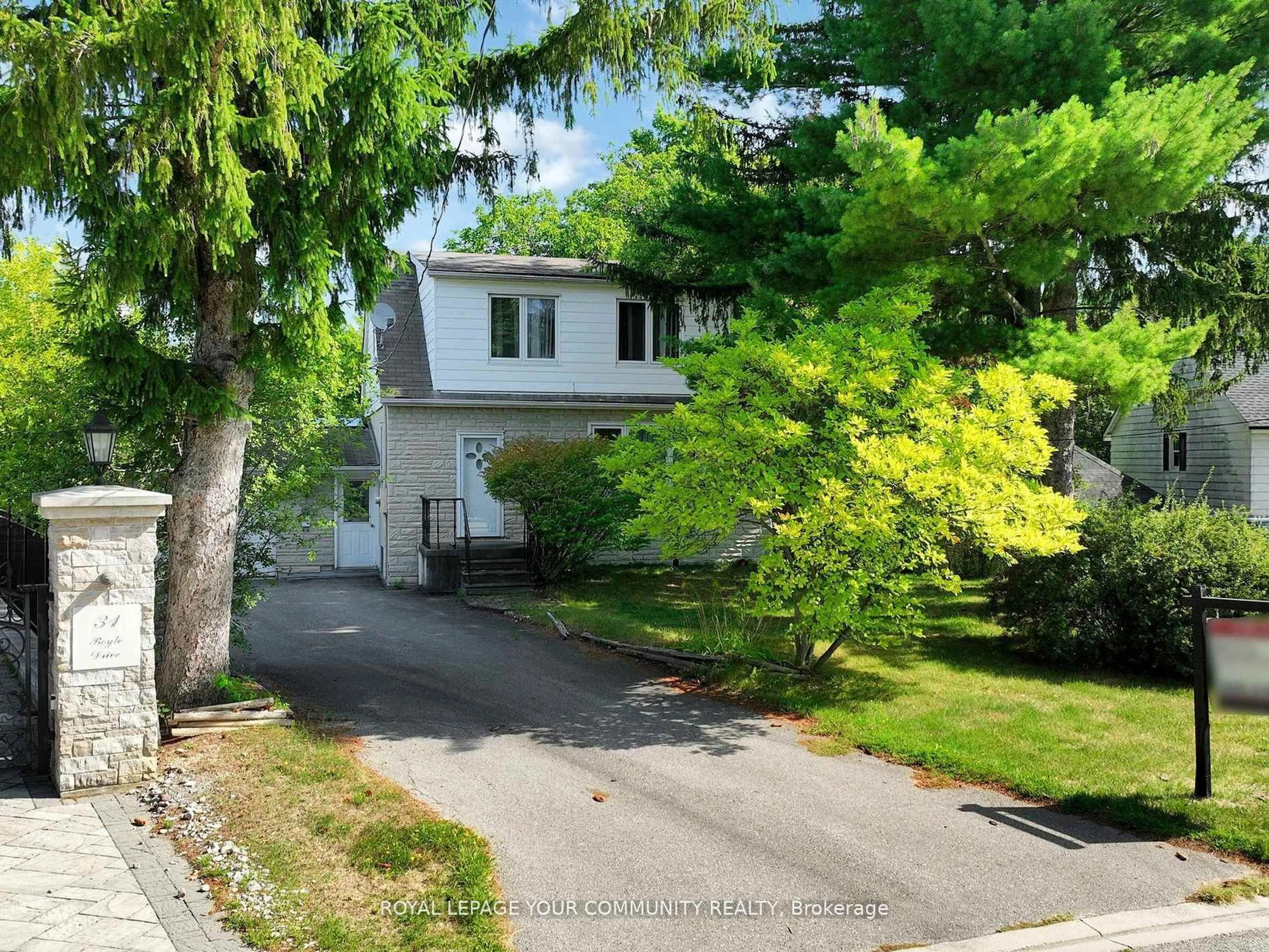 A pic from outside/outdoor area/front of a property/back of a property/a pic from drone, street for 29 Boyle Dr, Richmond Hill Ontario L4C 6C8