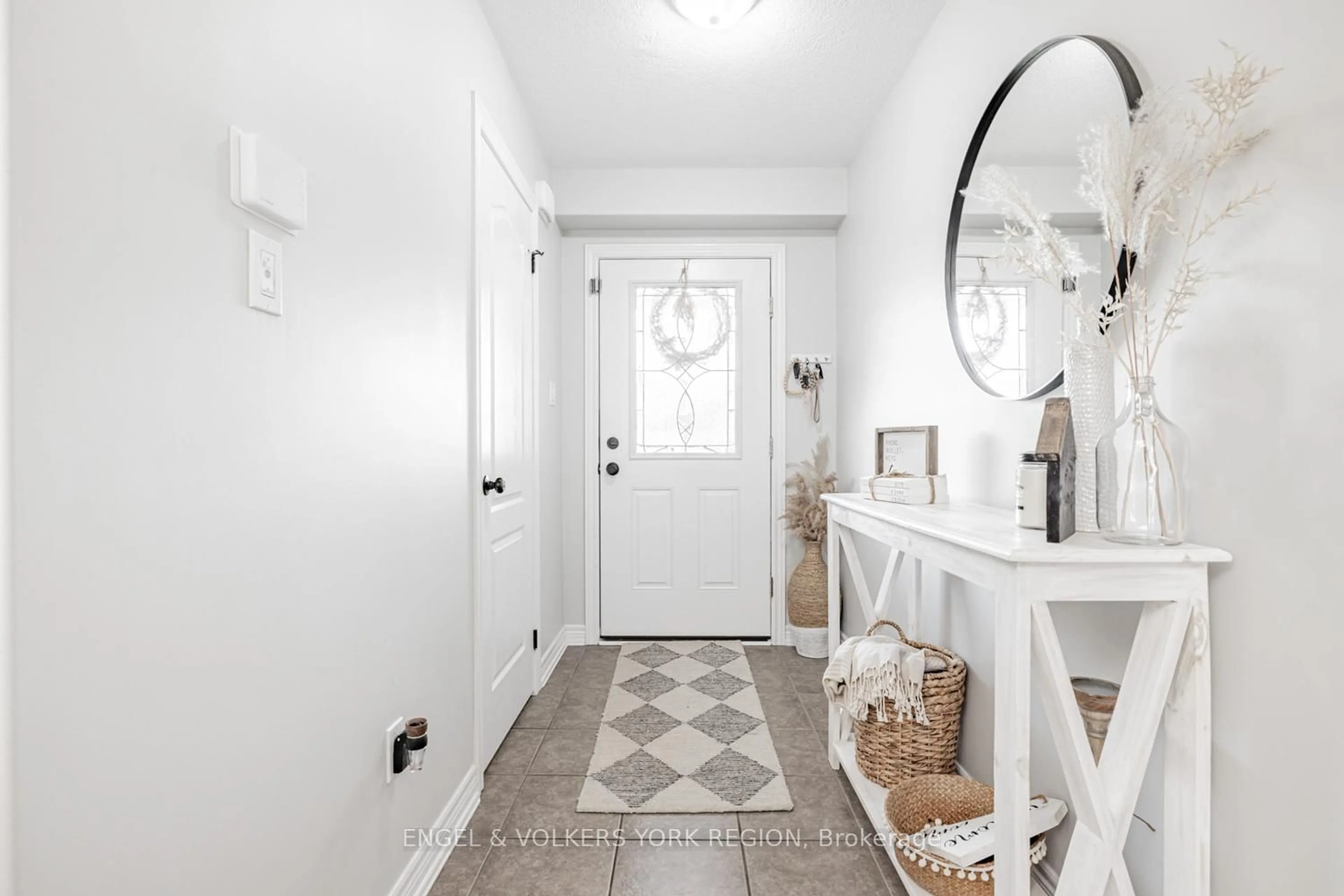 Indoor entryway for 176 Banting Cres, Essa Ontario L3W 0P3