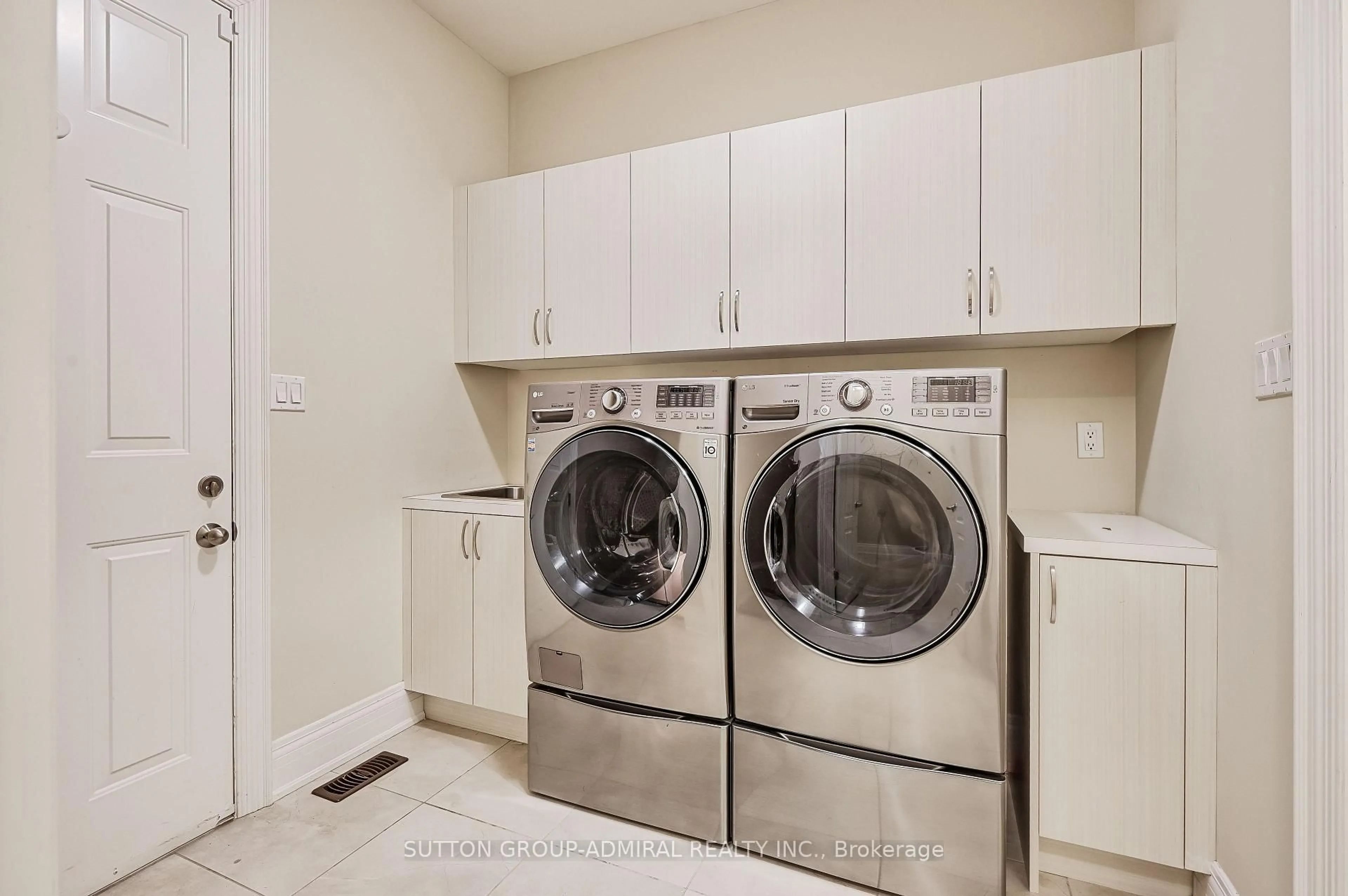 Laundry room for 7 Kinghorn Rd, King Ontario L7B 0M8
