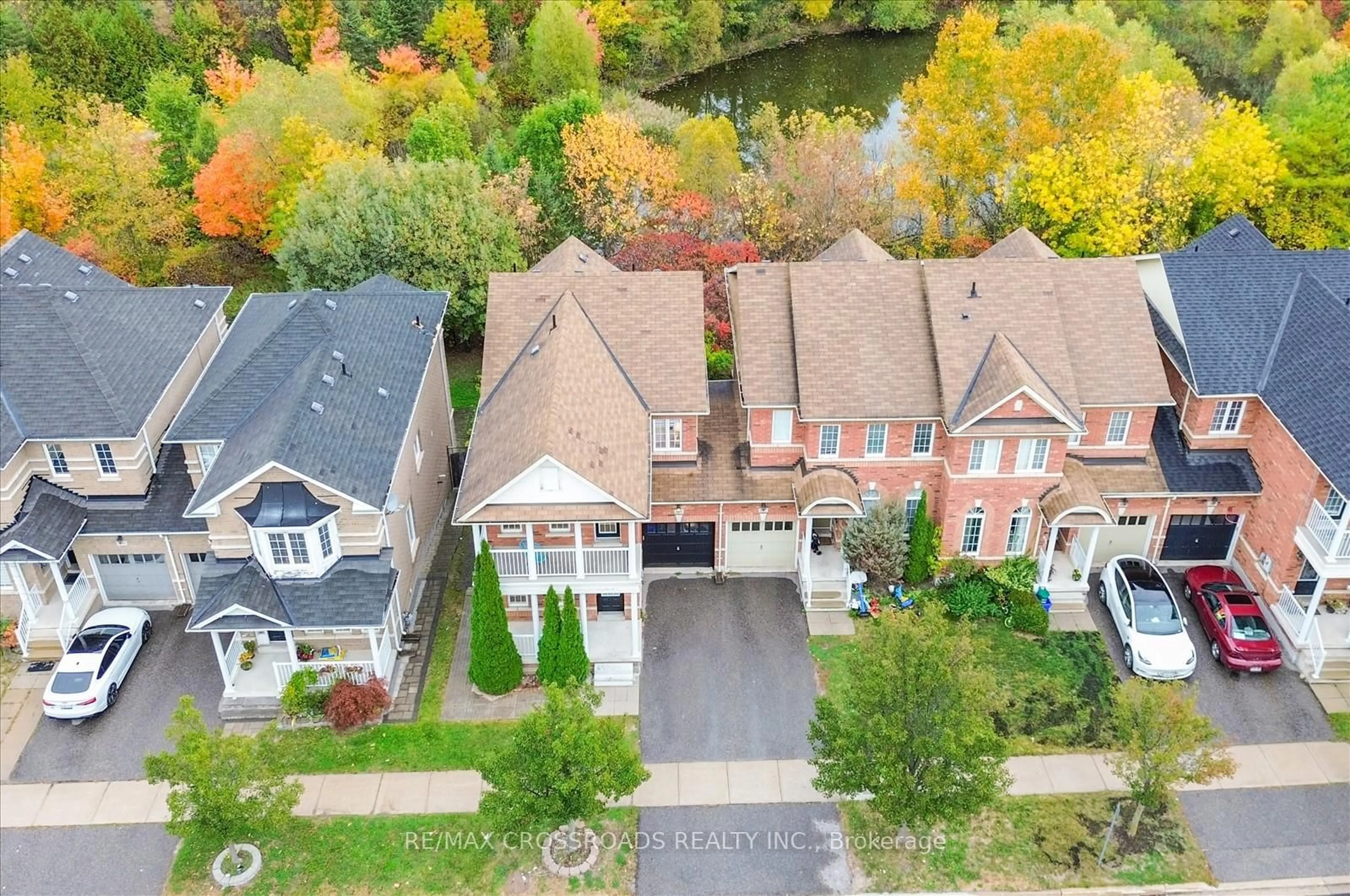 A pic from outside/outdoor area/front of a property/back of a property/a pic from drone, street for 189 Riverwalk Dr, Markham Ontario L6B 0G6