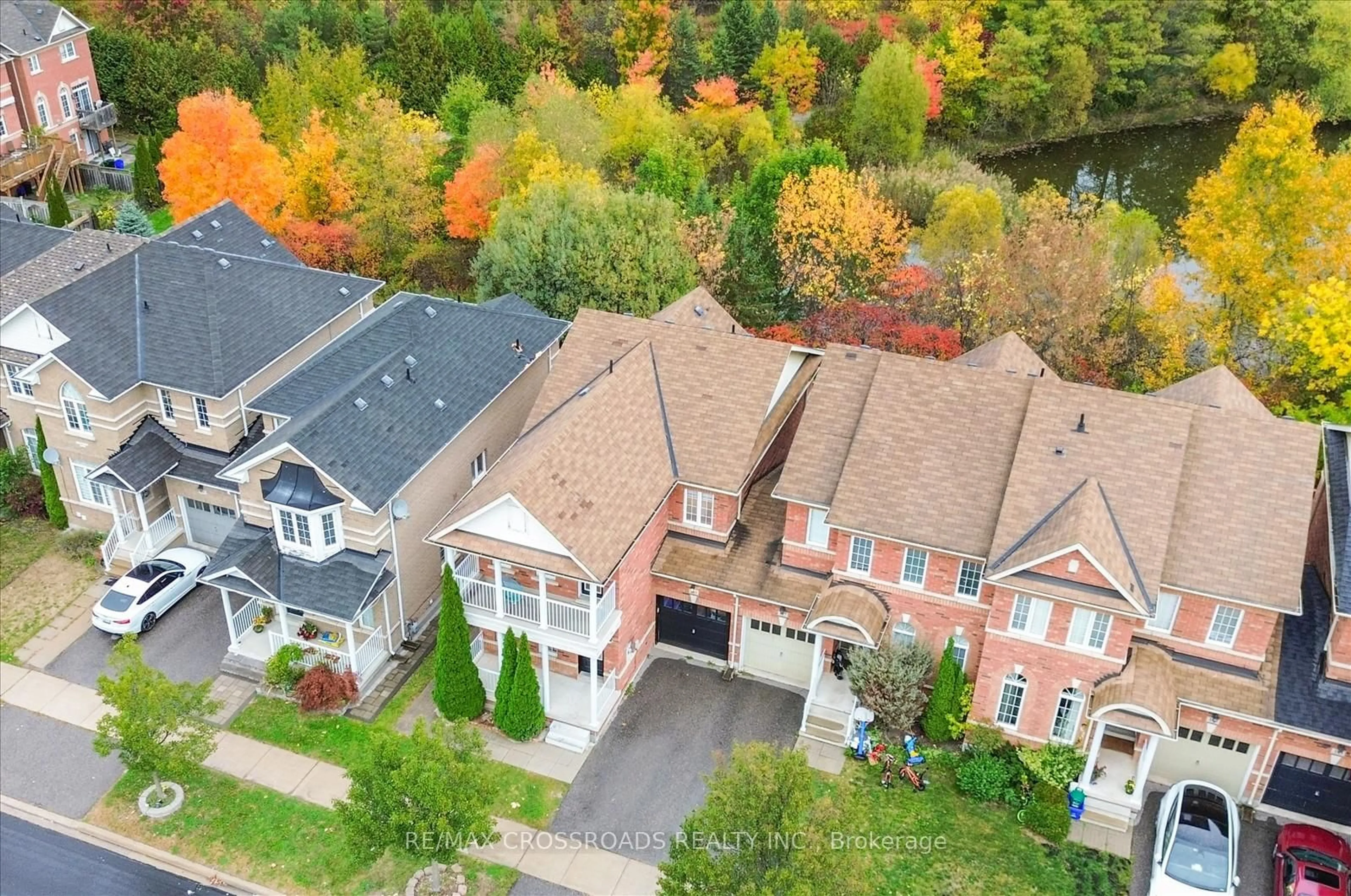 A pic from outside/outdoor area/front of a property/back of a property/a pic from drone, street for 189 Riverwalk Dr, Markham Ontario L6B 0G6