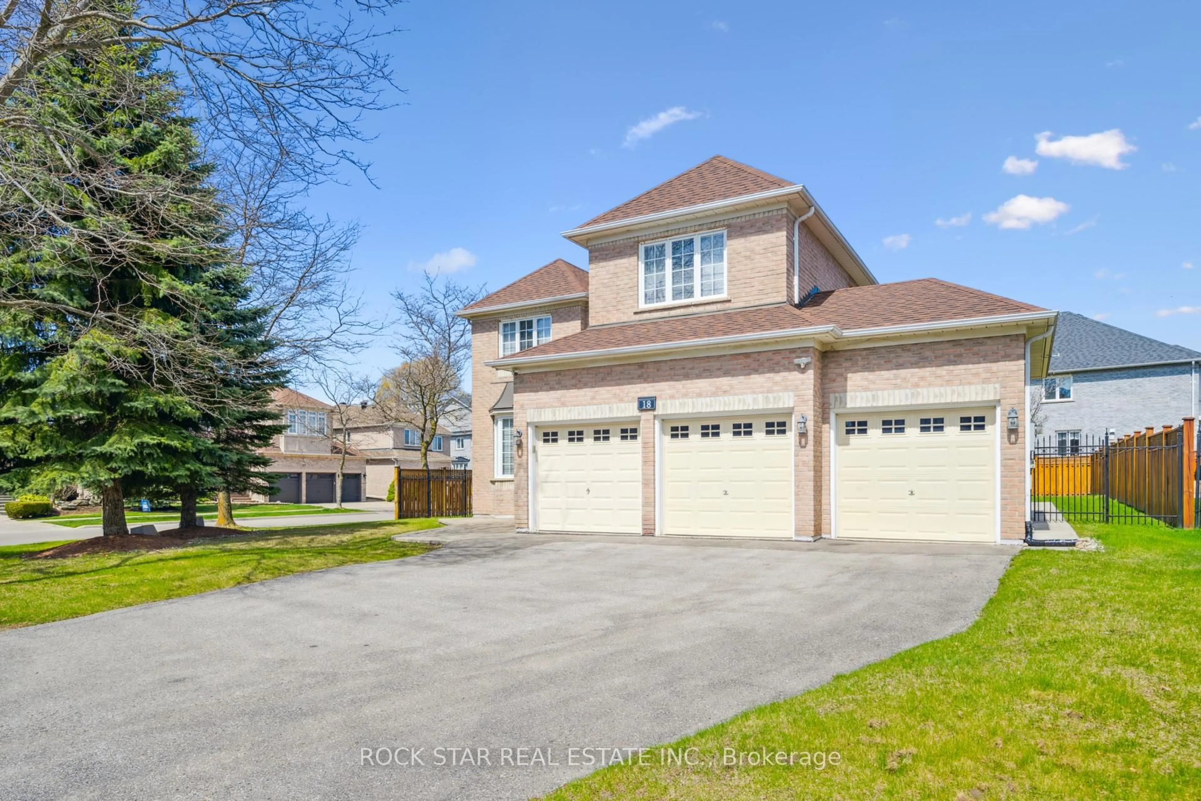 A pic from outside/outdoor area/front of a property/back of a property/a pic from drone, street for 18 Burndenford Cres, Markham Ontario L3P 7Z3