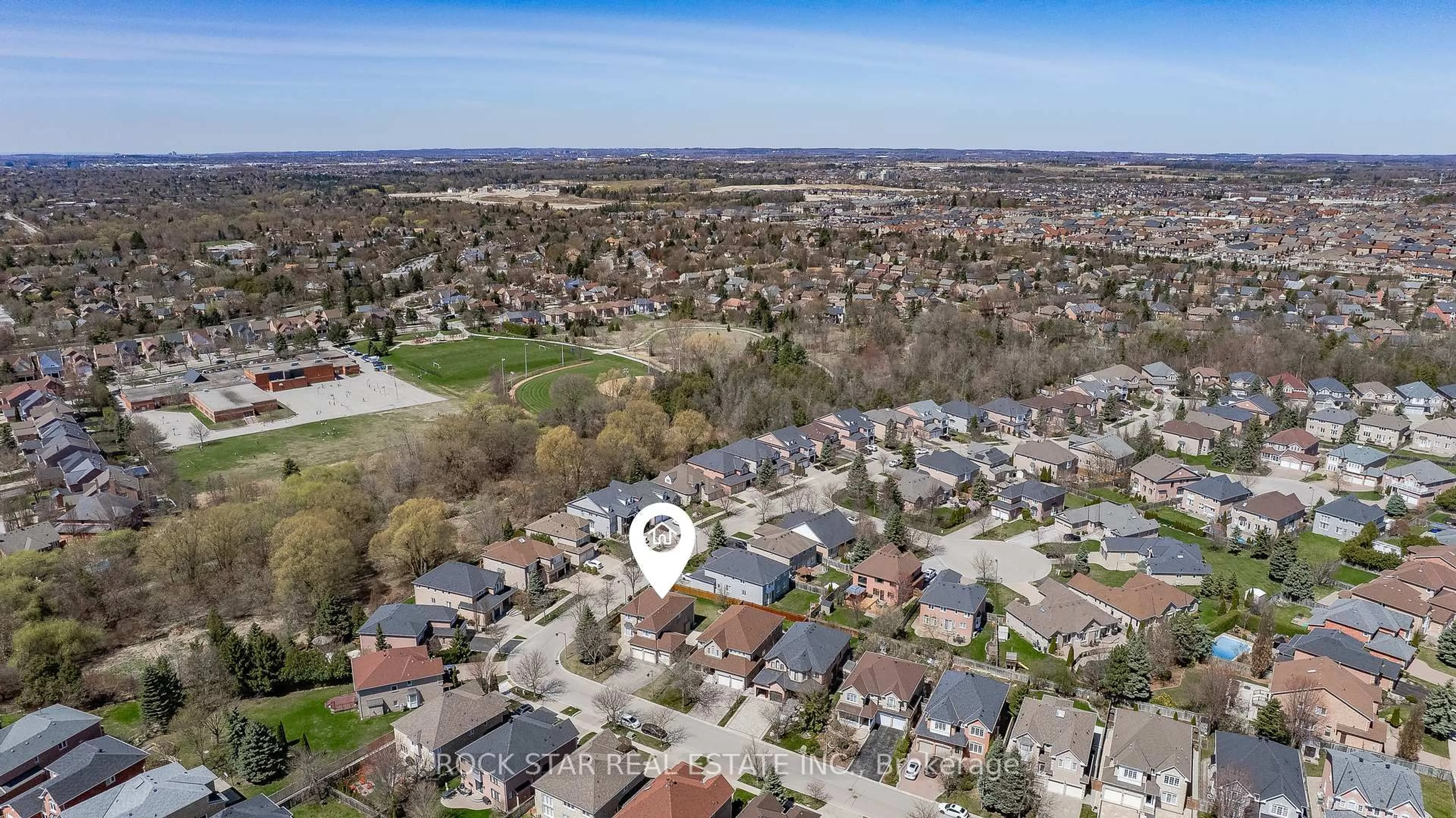 A pic from outside/outdoor area/front of a property/back of a property/a pic from drone, street for 18 Burndenford Cres, Markham Ontario L3P 7Z3