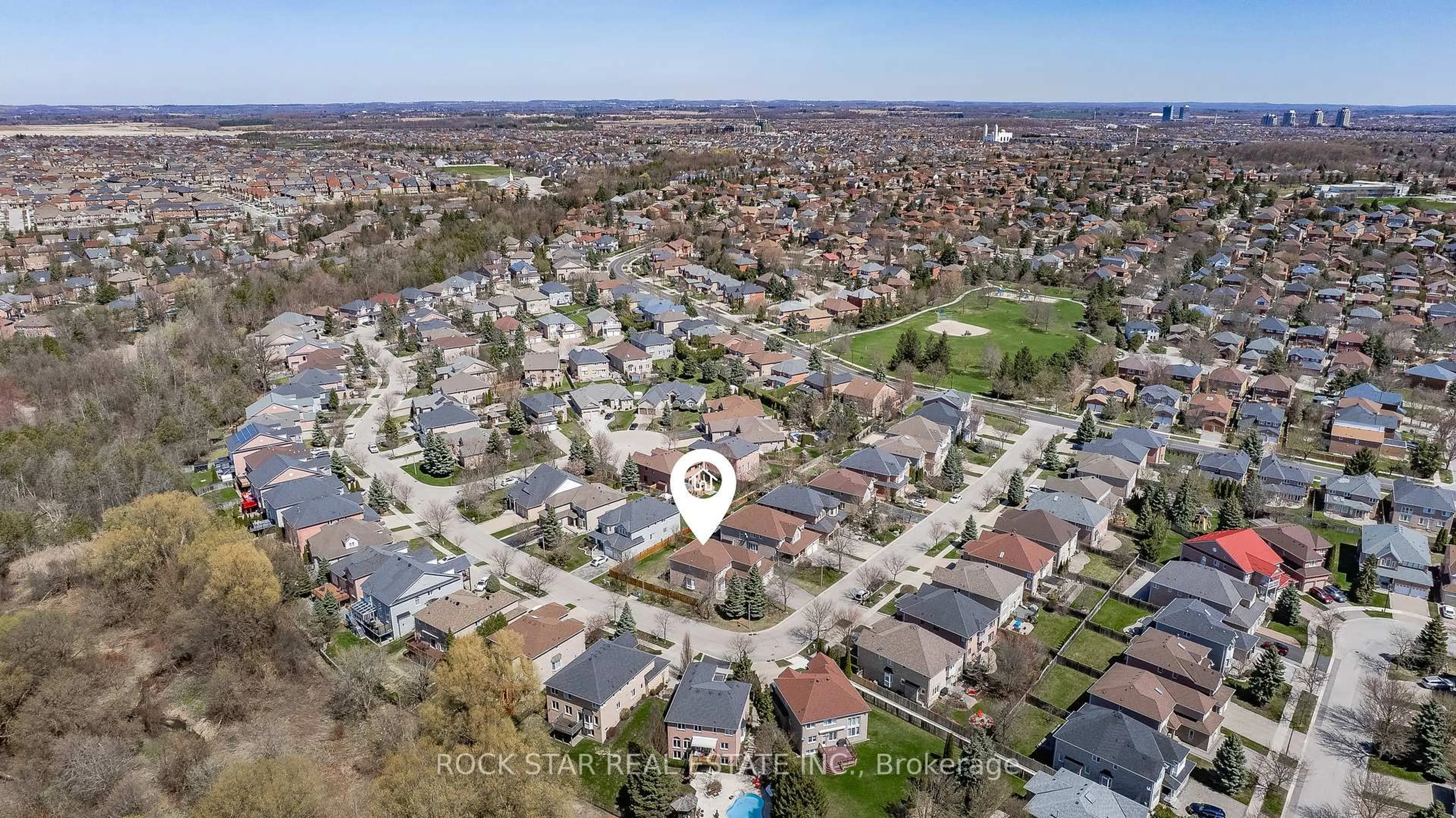 A pic from outside/outdoor area/front of a property/back of a property/a pic from drone, street for 18 Burndenford Cres, Markham Ontario L3P 7Z3