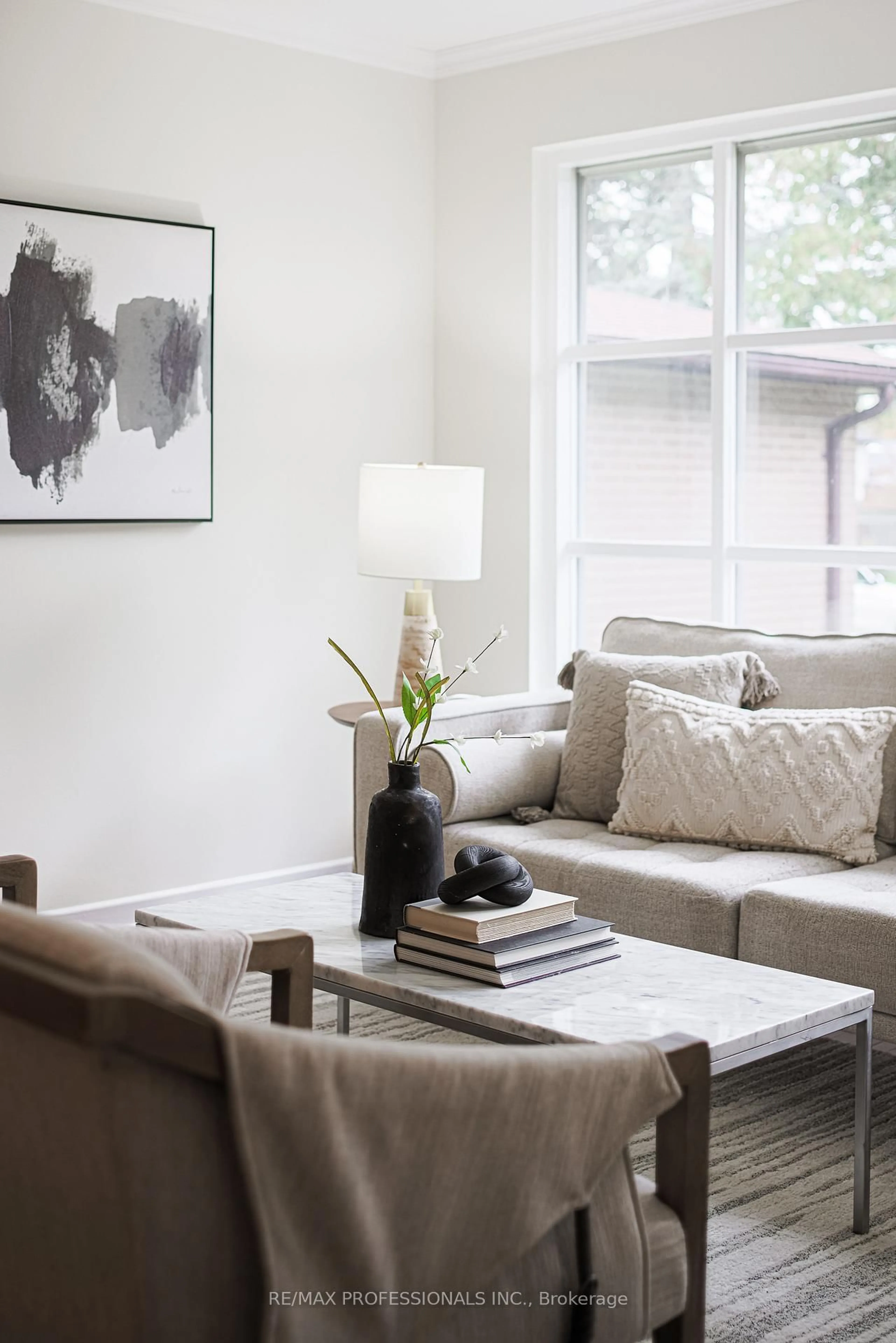Living room with furniture, unknown for 9 Donalbain Cres, Markham Ontario L3T 3S3