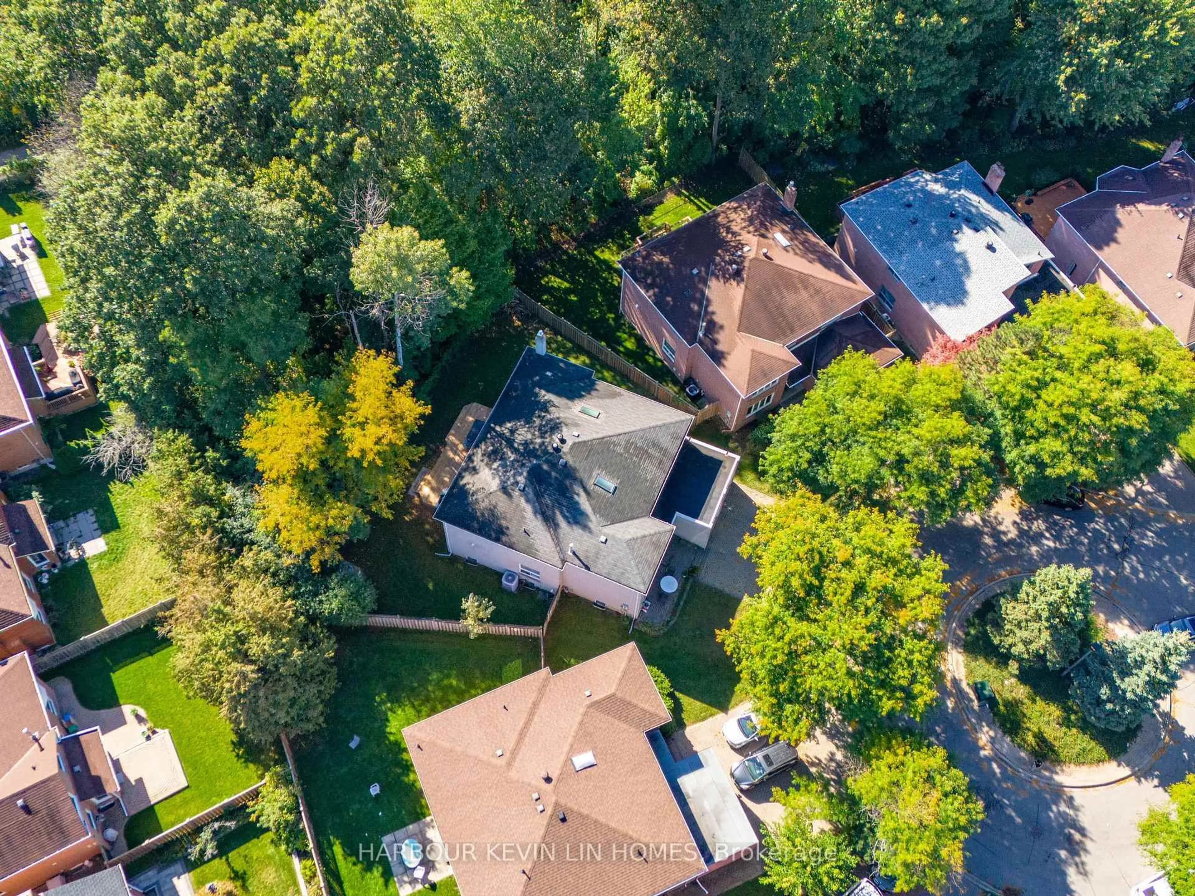 A pic from outside/outdoor area/front of a property/back of a property/a pic from drone, forest/trees view for 25 Pearl Gate Crt, Richmond Hill Ontario L4B 2R2