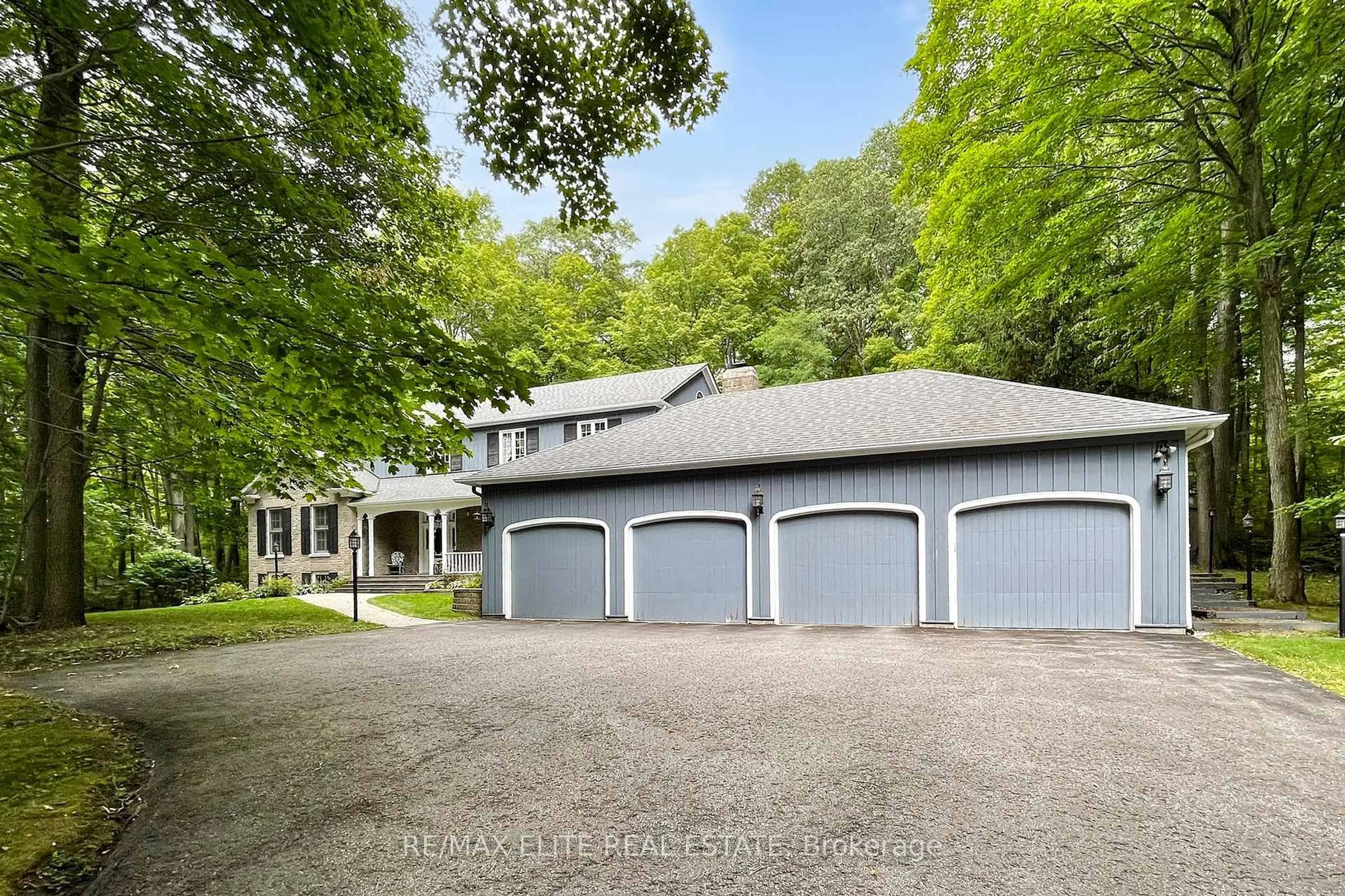 A pic from outside/outdoor area/front of a property/back of a property/a pic from drone, unknown for 18 Blue Ridge Tr, Whitchurch-Stouffville Ontario L3Y 4W1