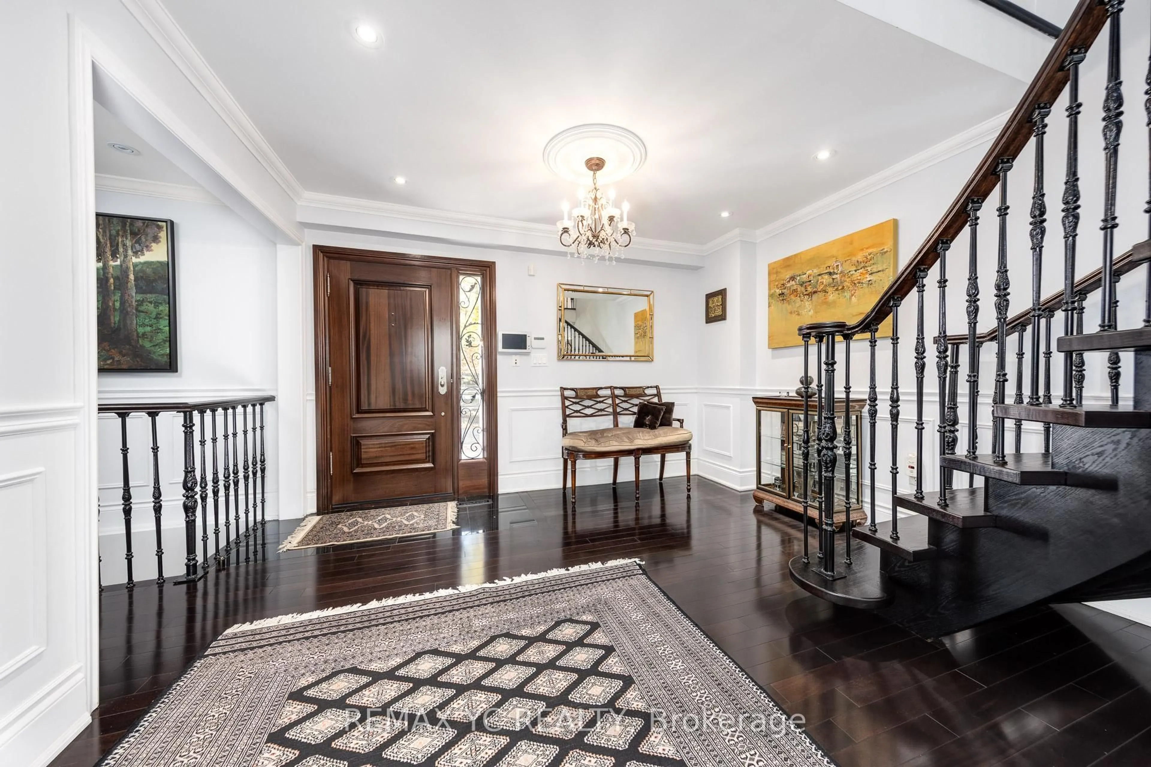 Indoor entryway for 14038 Bayview Ave, Aurora Ontario L4G 3G8