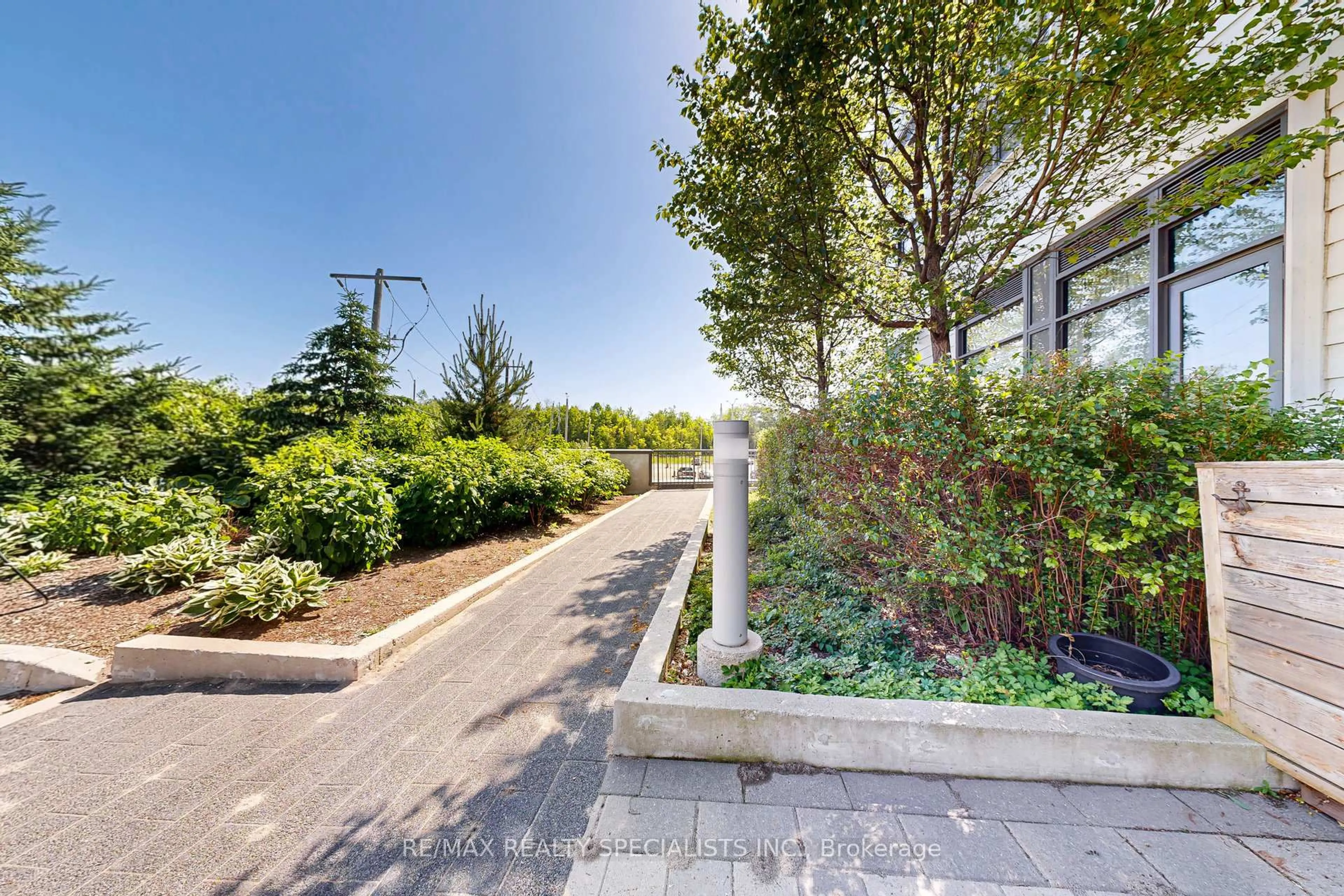 Patio, street for 233 Broward Way #10, Innisfil Ontario L9S 0M1