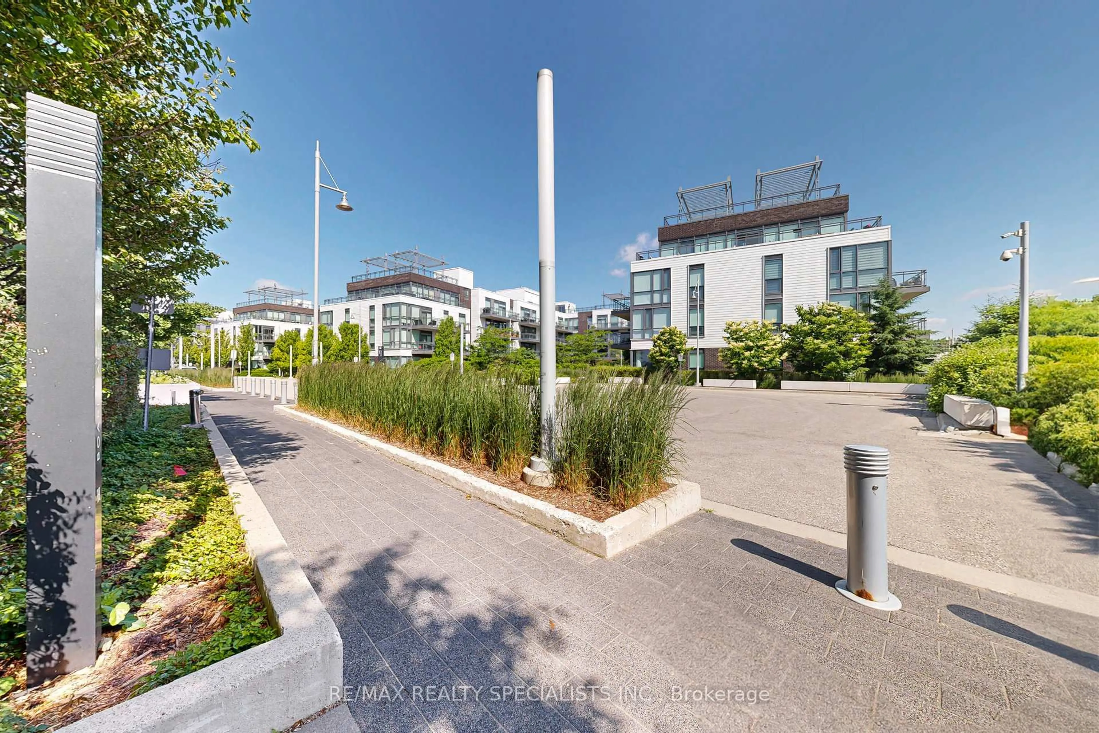 A pic from outside/outdoor area/front of a property/back of a property/a pic from drone, street for 233 Broward Way #10, Innisfil Ontario L9S 0M1