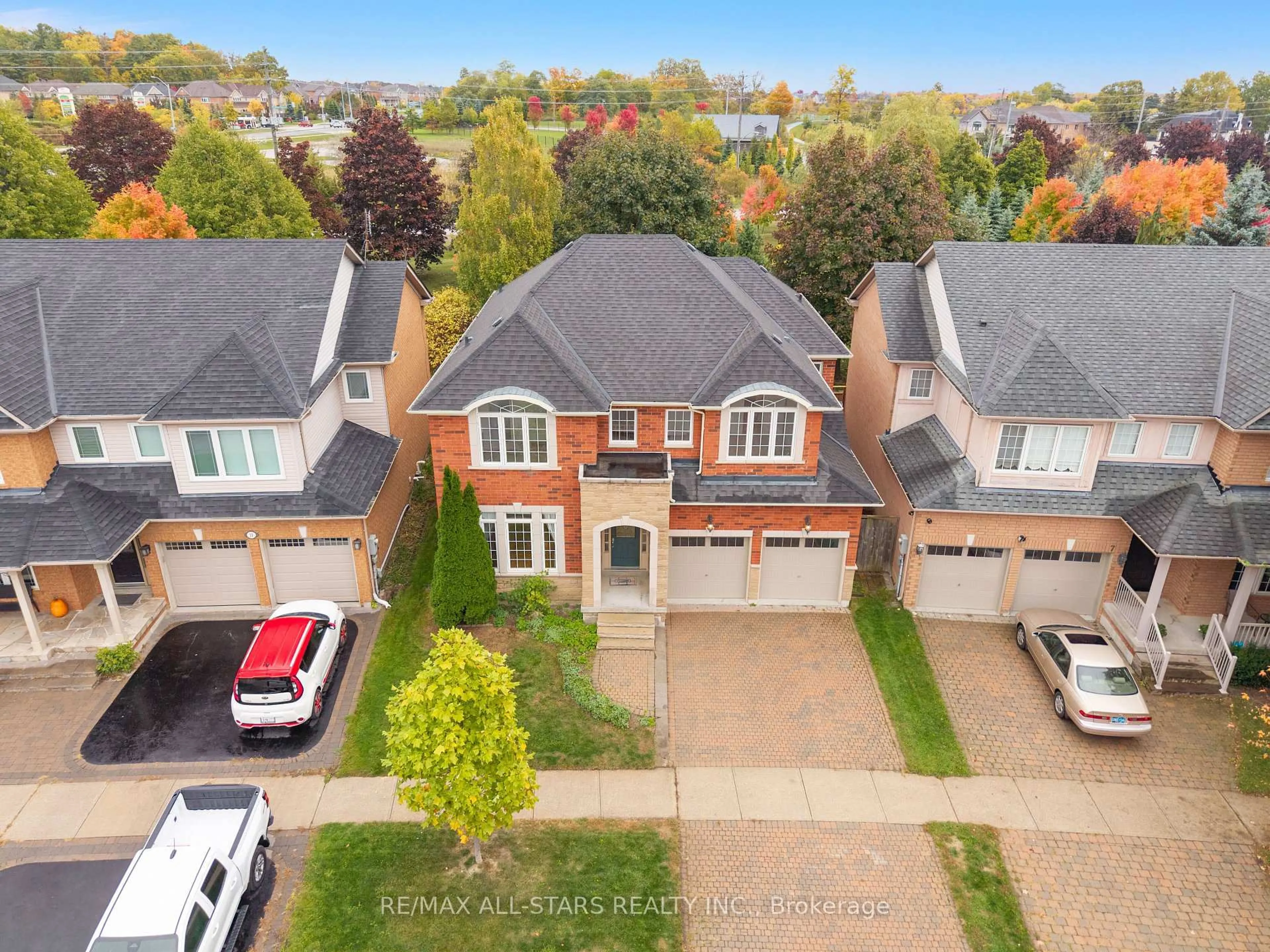 A pic from outside/outdoor area/front of a property/back of a property/a pic from drone, street for 9 Wood Thrush Ave, Markham Ontario L3S 4A8