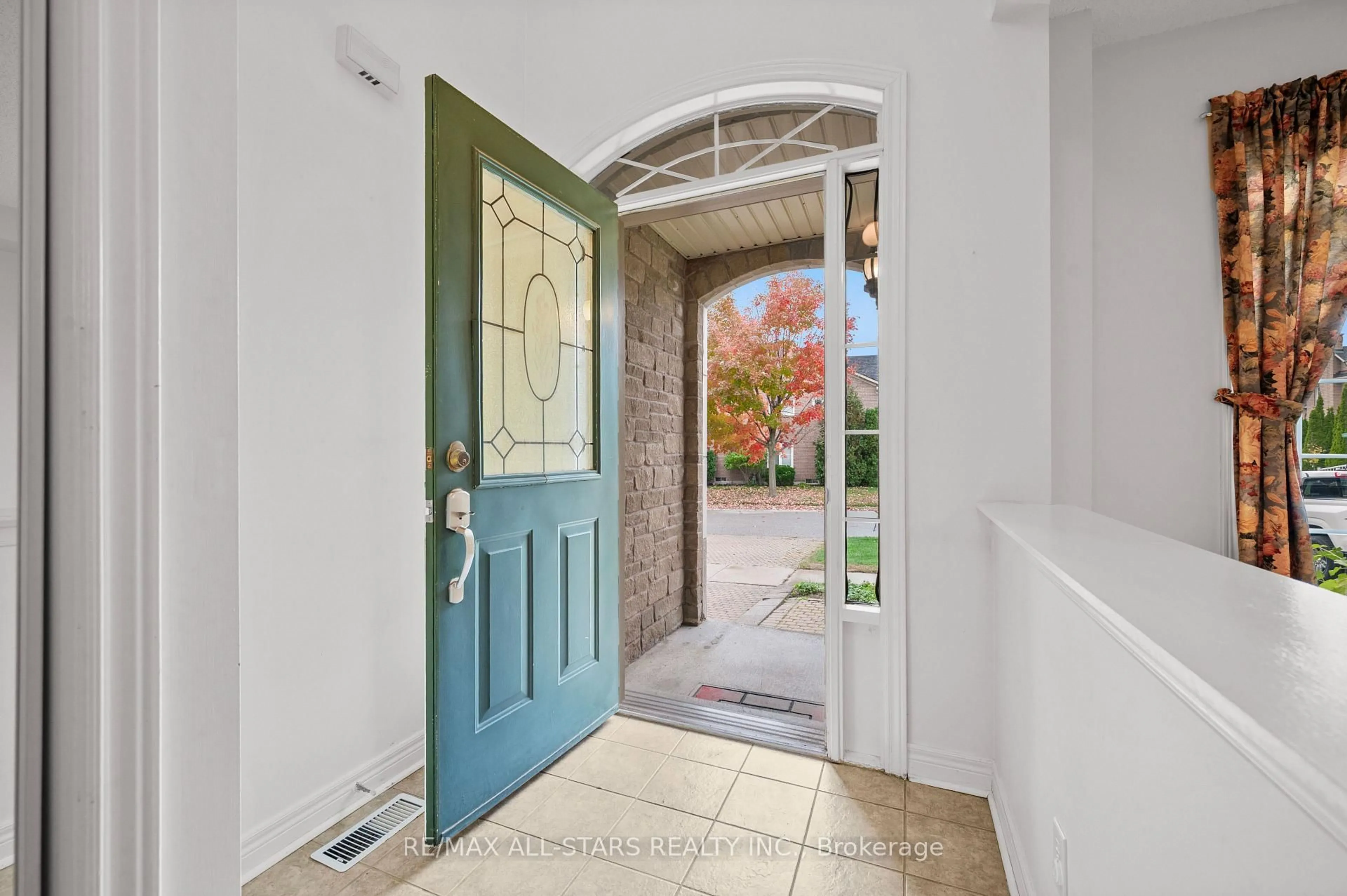 Indoor entryway for 9 Wood Thrush Ave, Markham Ontario L3S 4A8