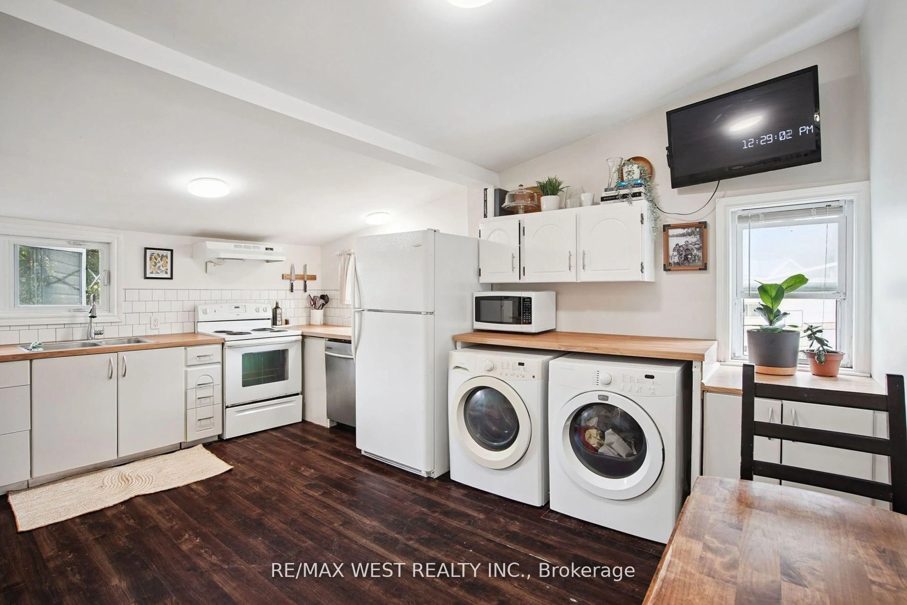 Kitchen with laundary machines, unknown for 10 Patty Lane, Georgina Ontario L0E 1S0