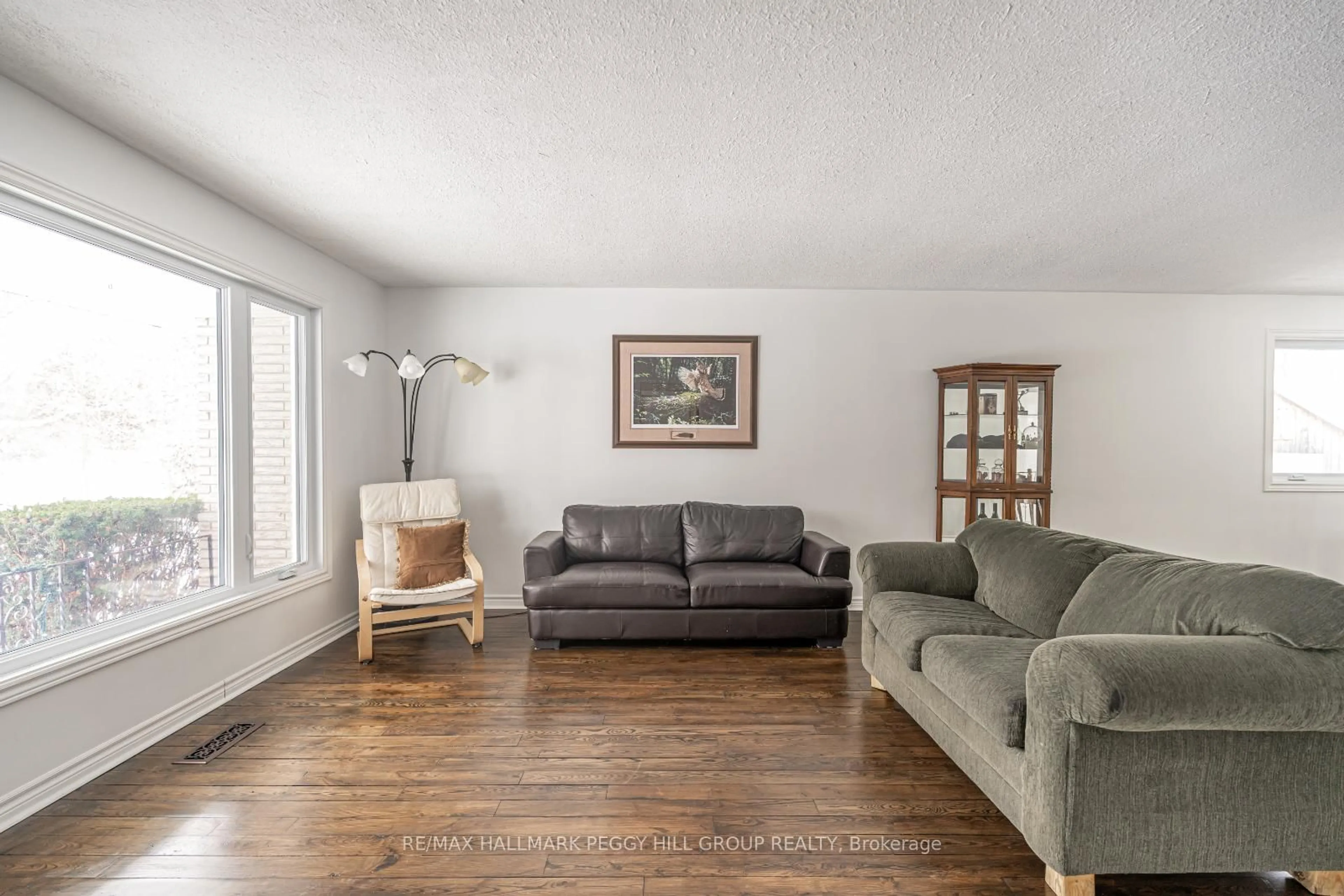 Living room with furniture, wood/laminate floor for 5853 Yonge St, Innisfil Ontario L0L 1K0