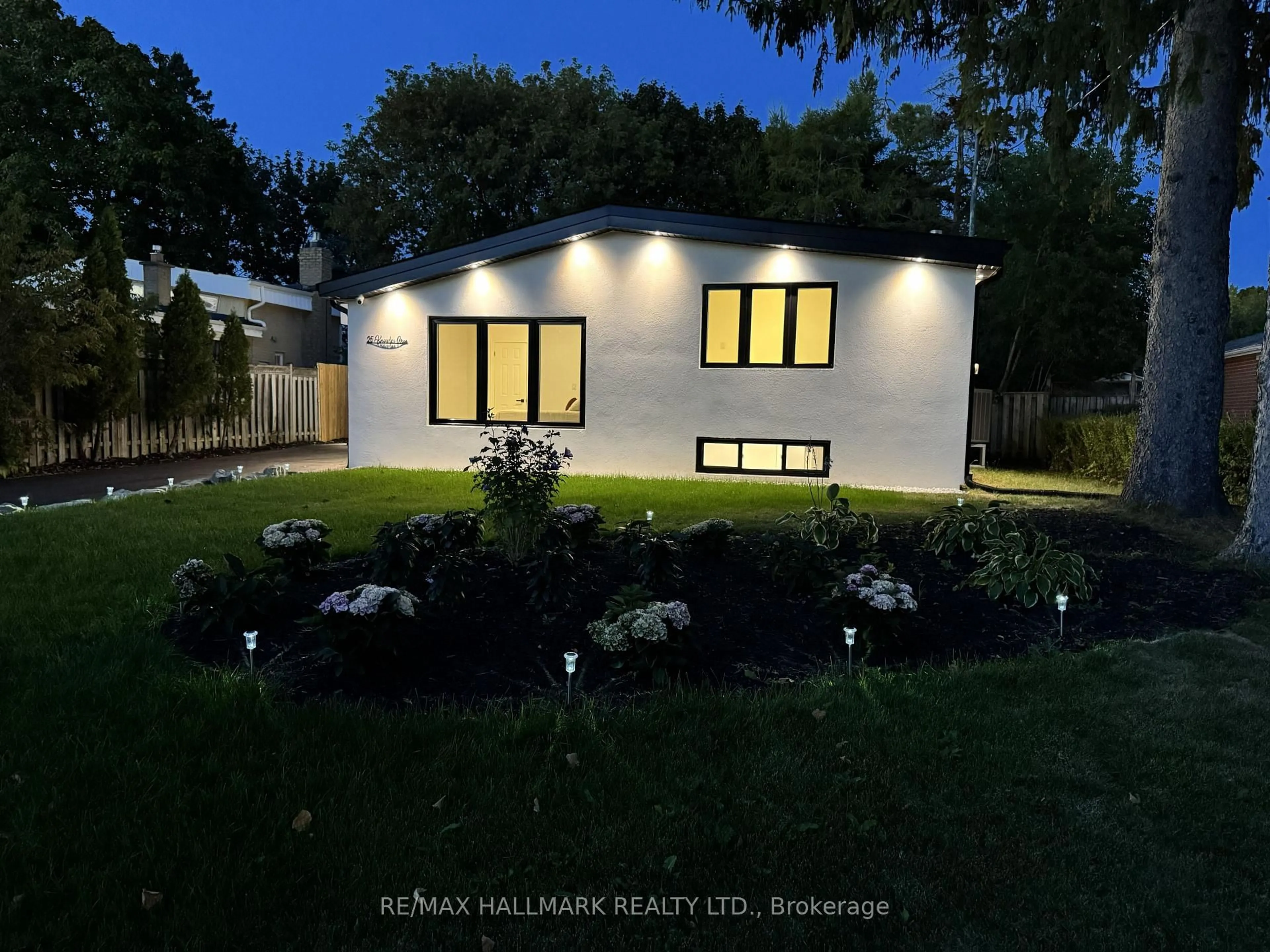 Home with vinyl exterior material, building for 25 Knowles Cres, Aurora Ontario L4G 1Z6