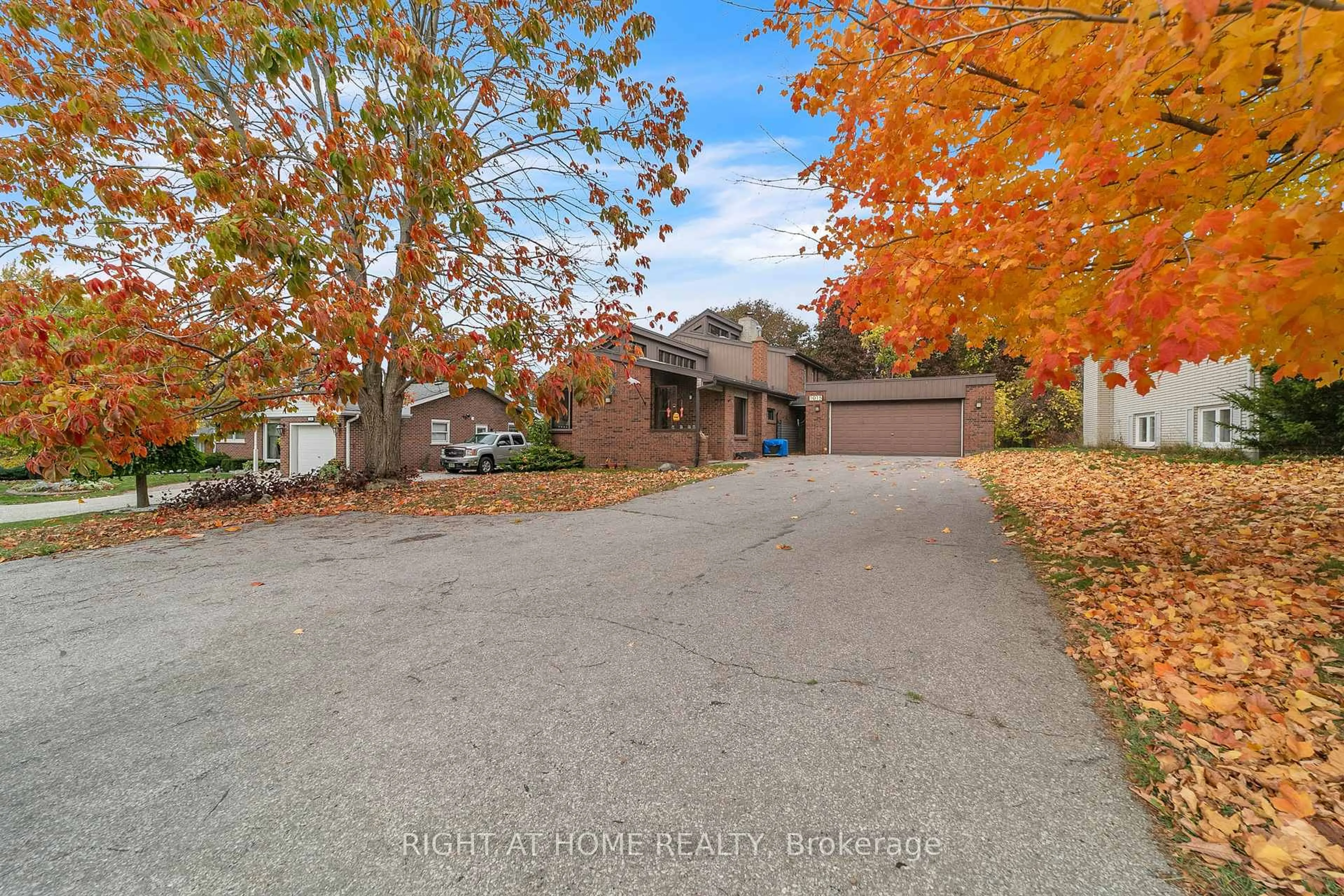 A pic from outside/outdoor area/front of a property/back of a property/a pic from drone, street for 1015 Davis Dr, Newmarket Ontario L3Y 2R8