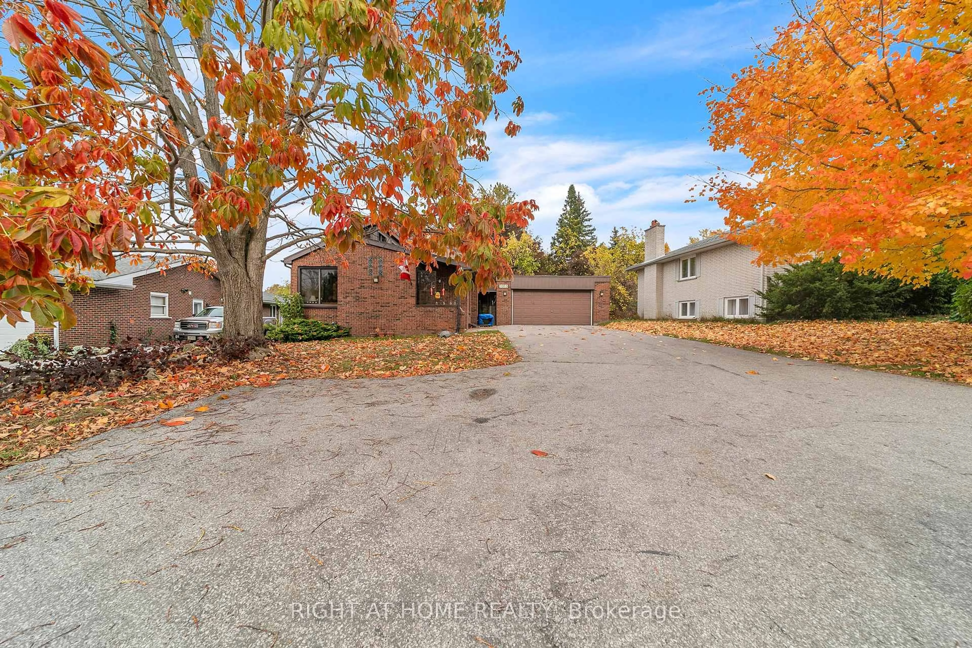 A pic from outside/outdoor area/front of a property/back of a property/a pic from drone, street for 1015 Davis Dr, Newmarket Ontario L3Y 2R8