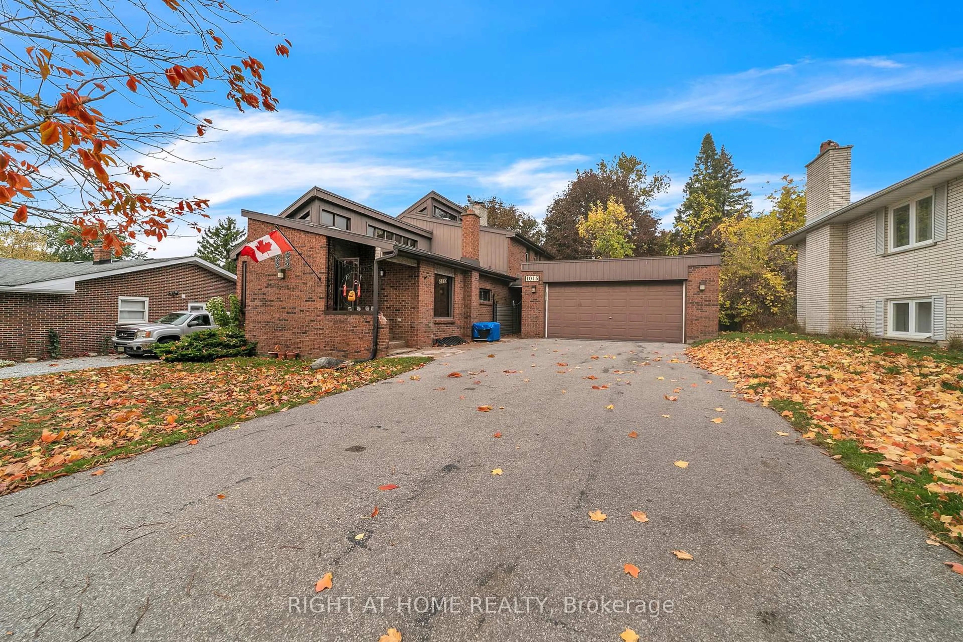 A pic from outside/outdoor area/front of a property/back of a property/a pic from drone, street for 1015 Davis Dr, Newmarket Ontario L3Y 2R8