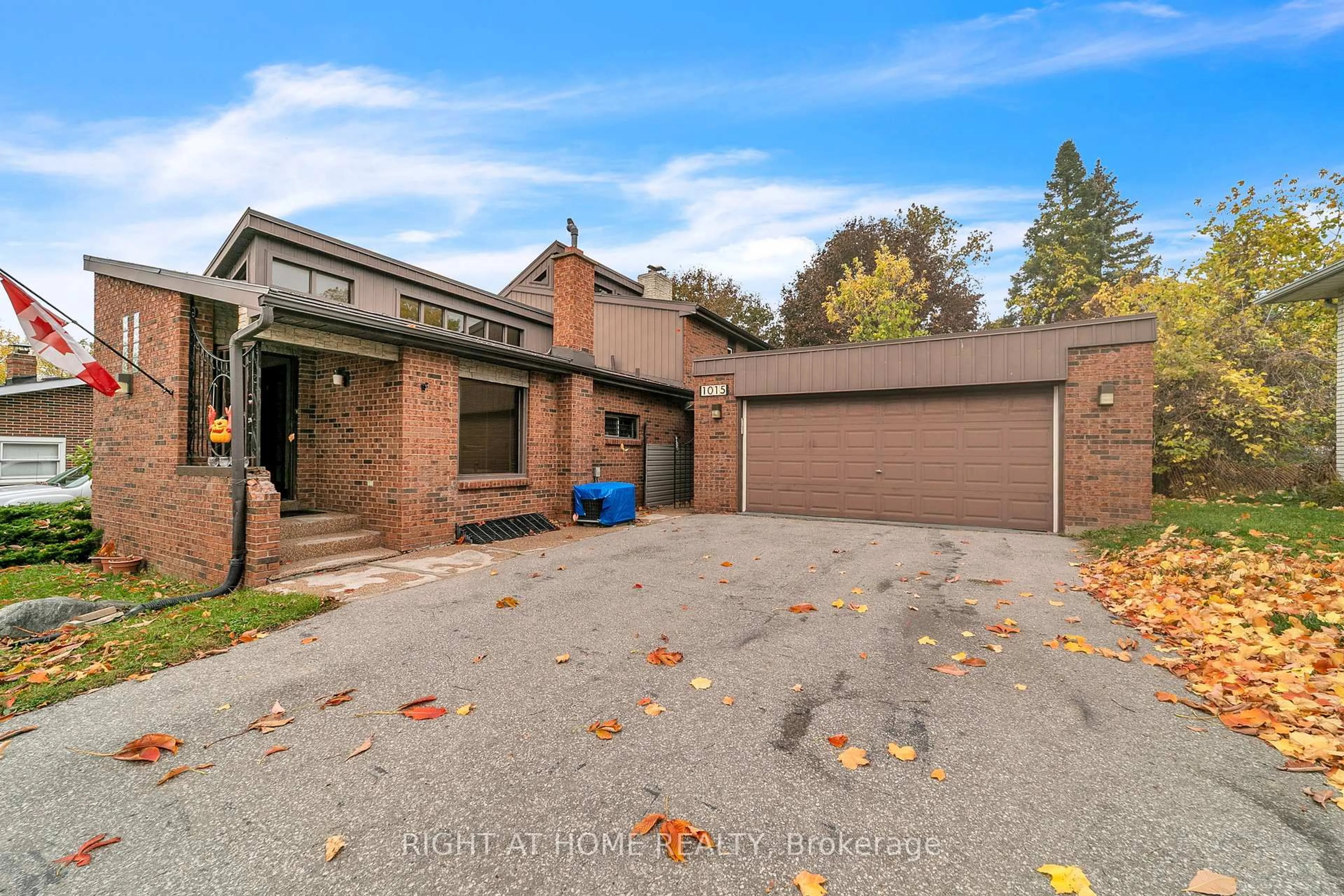 A pic from outside/outdoor area/front of a property/back of a property/a pic from drone, street for 1015 Davis Dr, Newmarket Ontario L3Y 2R8