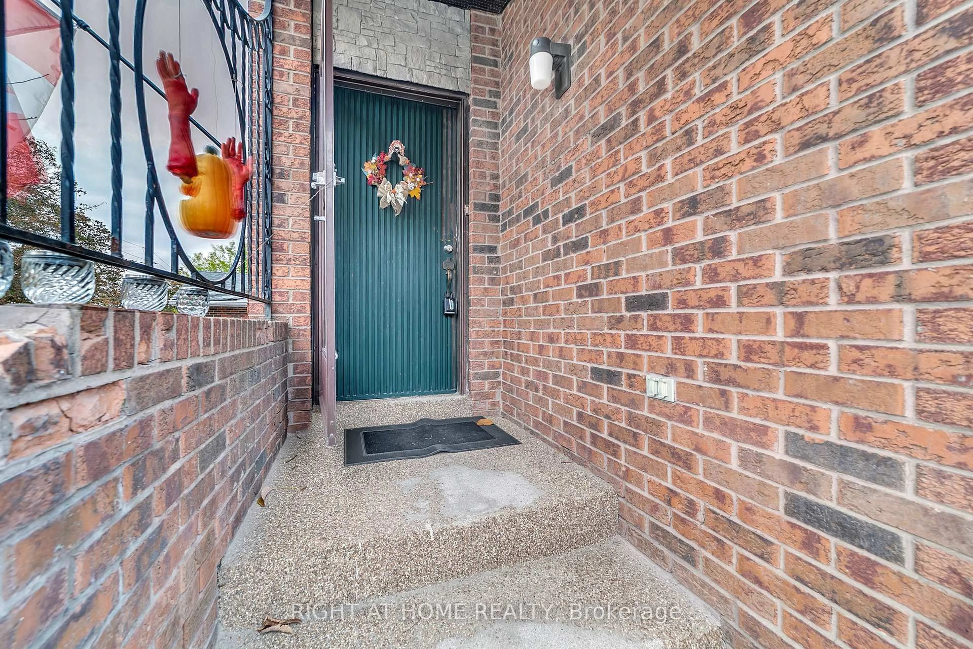 Unknown for 1015 Davis Dr, Newmarket Ontario L3Y 2R8