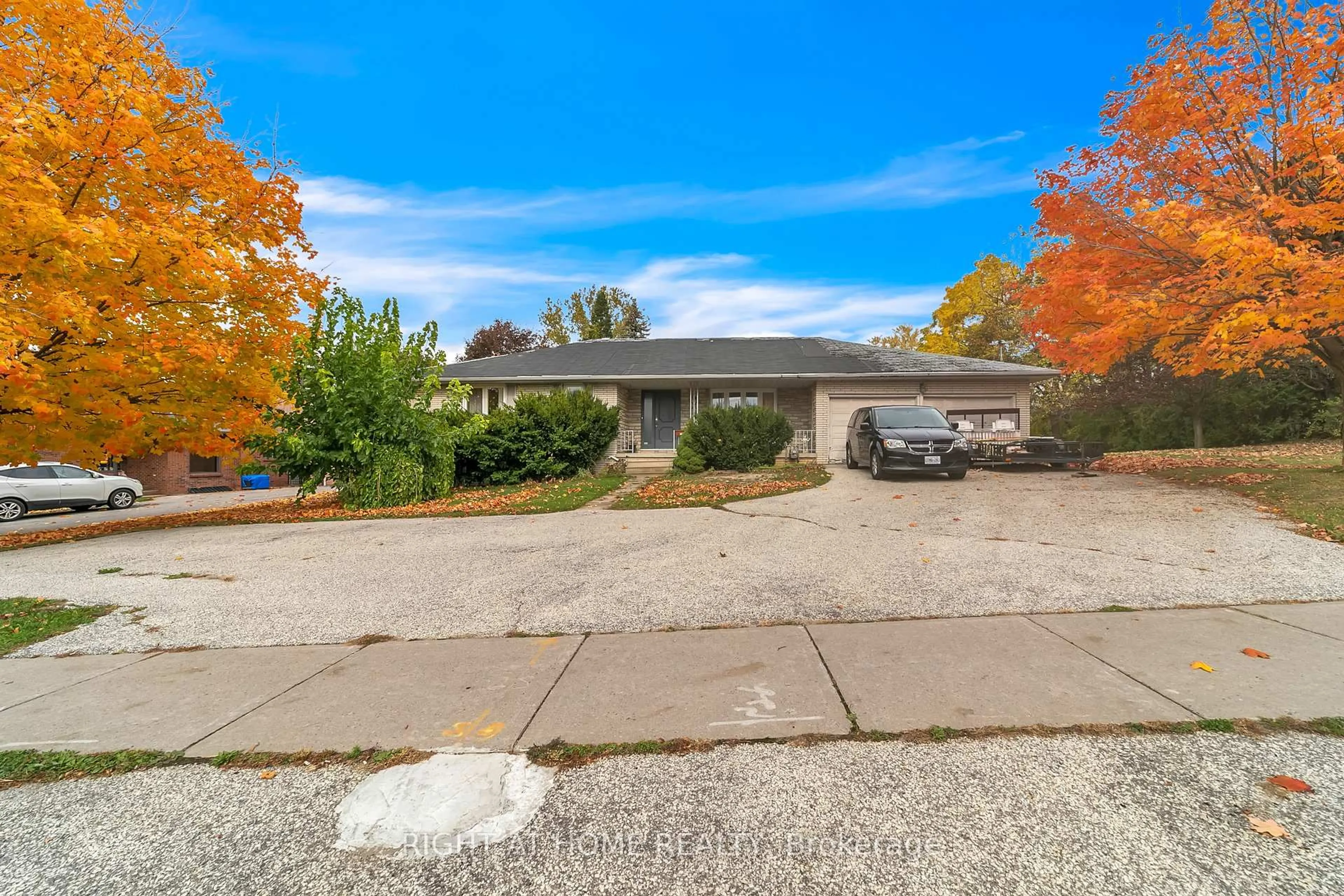 A pic from outside/outdoor area/front of a property/back of a property/a pic from drone, street for 1025 Davis Dr, Newmarket Ontario L3Y 2R8