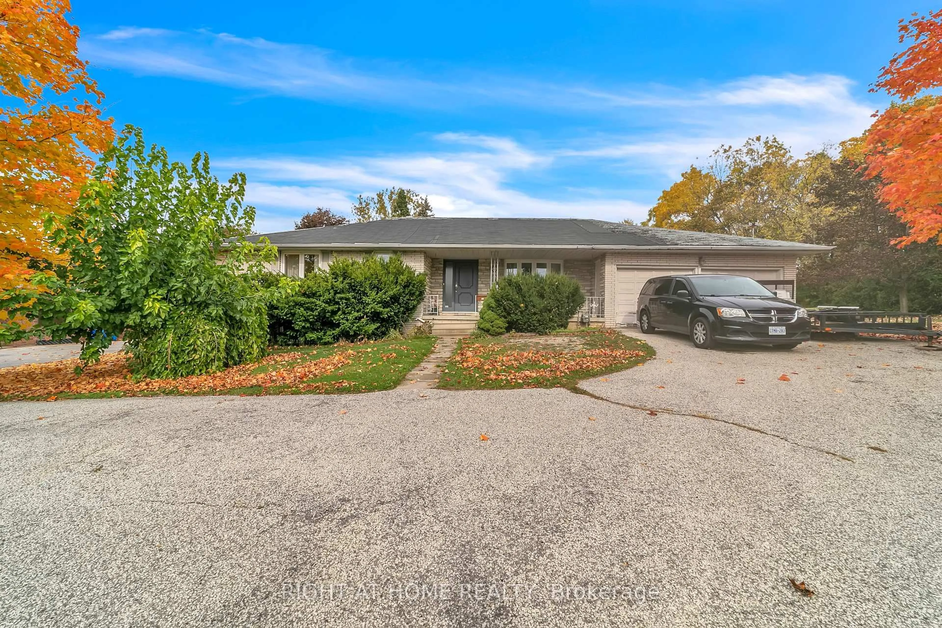 A pic from outside/outdoor area/front of a property/back of a property/a pic from drone, street for 1025 Davis Dr, Newmarket Ontario L3Y 2R8