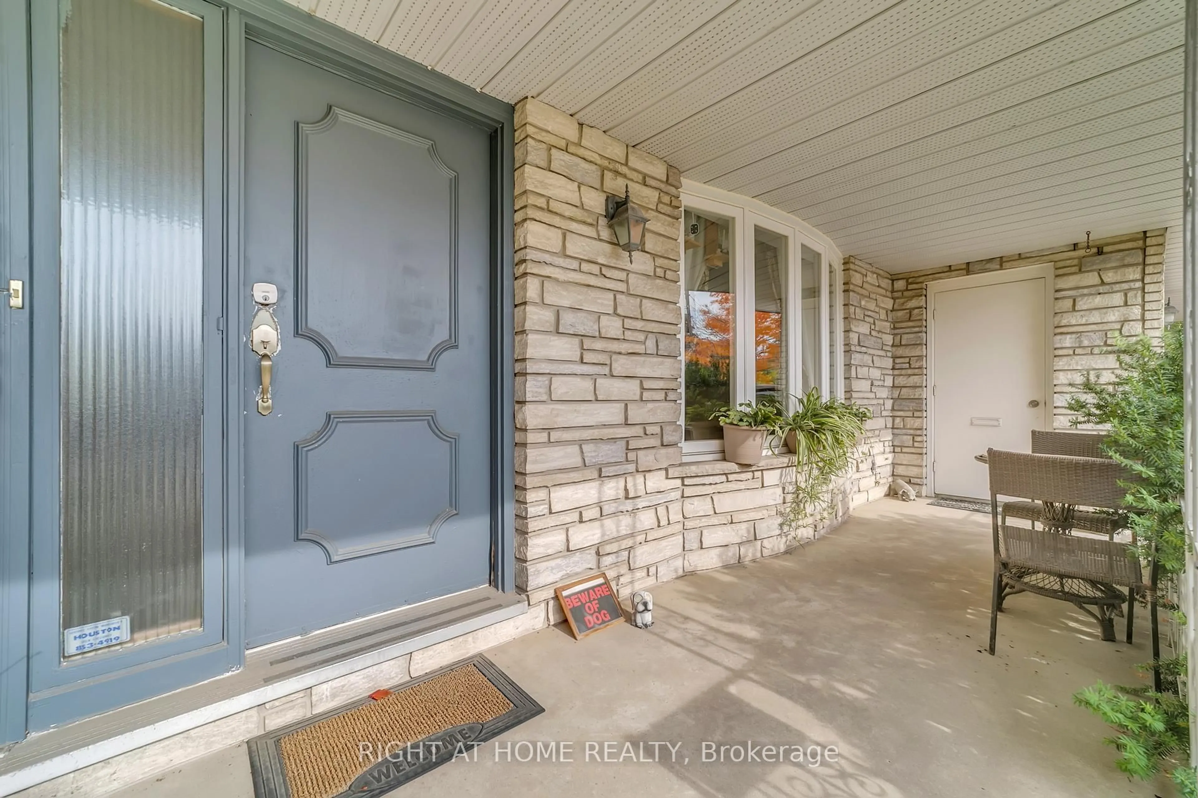 Indoor entryway for 1025 Davis Dr, Newmarket Ontario L3Y 2R8
