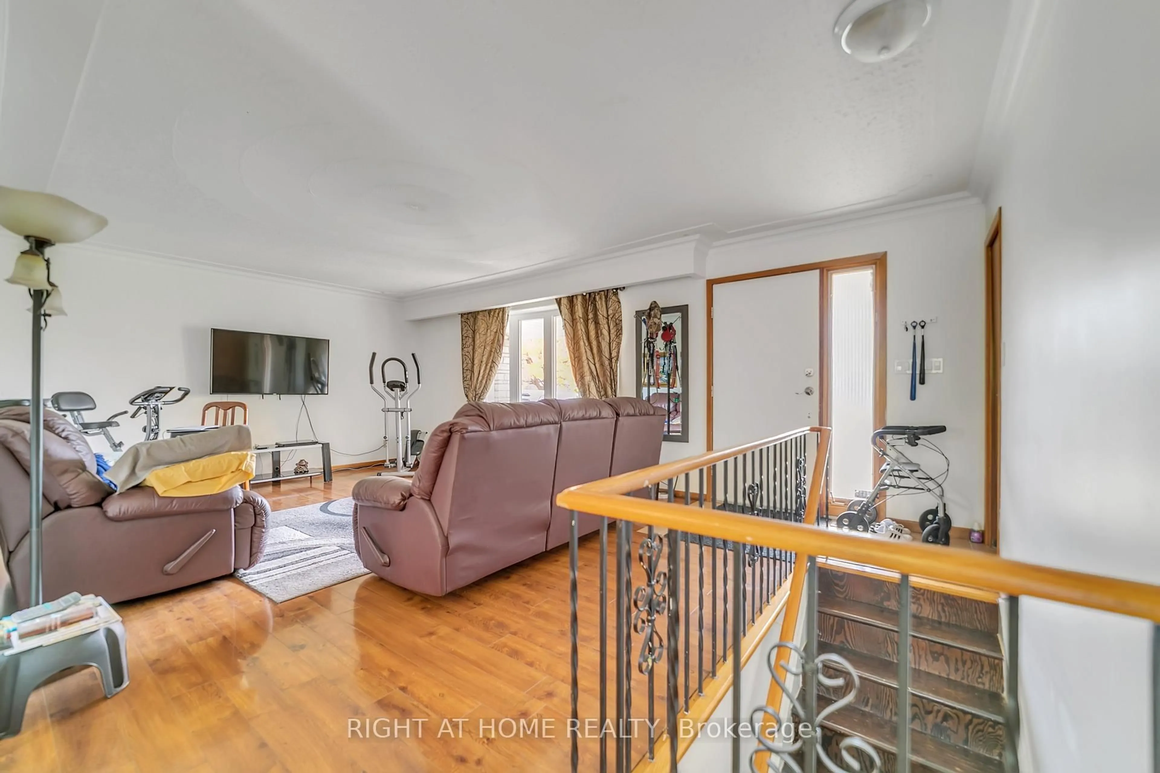 Living room with furniture, unknown for 1025 Davis Dr, Newmarket Ontario L3Y 2R8