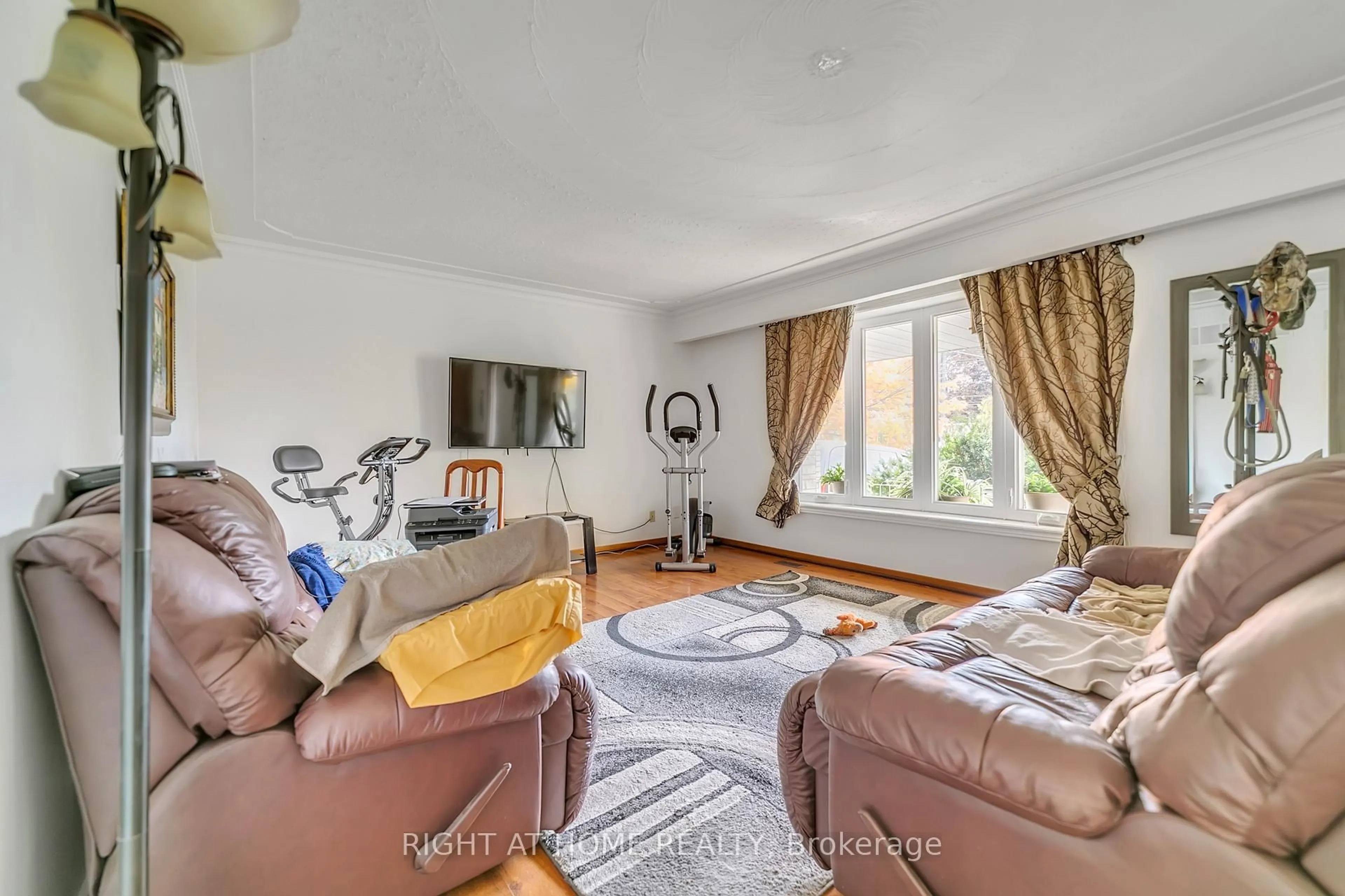 Living room with furniture, unknown for 1025 Davis Dr, Newmarket Ontario L3Y 2R8