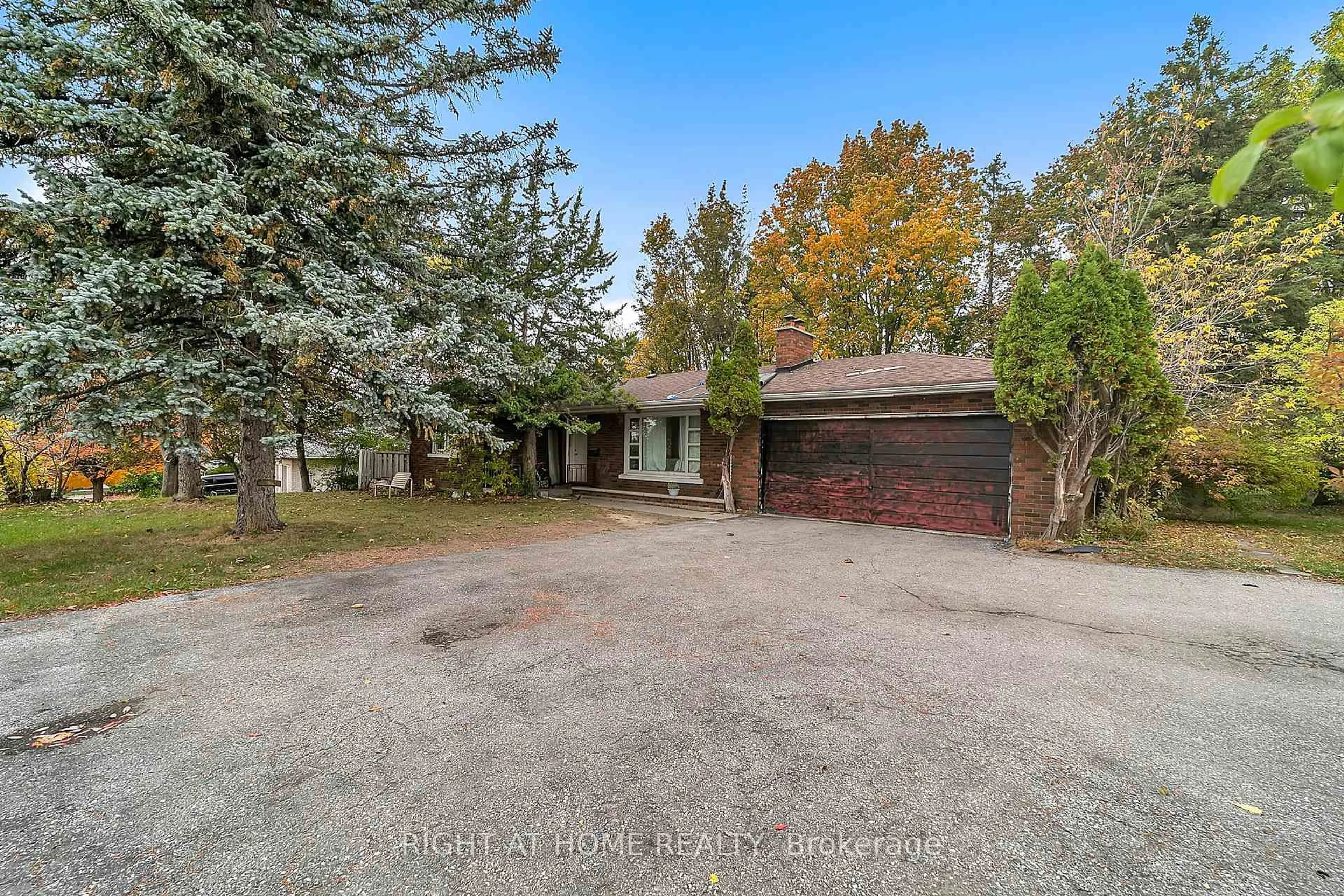A pic from outside/outdoor area/front of a property/back of a property/a pic from drone, street for 1029 Davis Dr, Newmarket Ontario L3Y 2R8