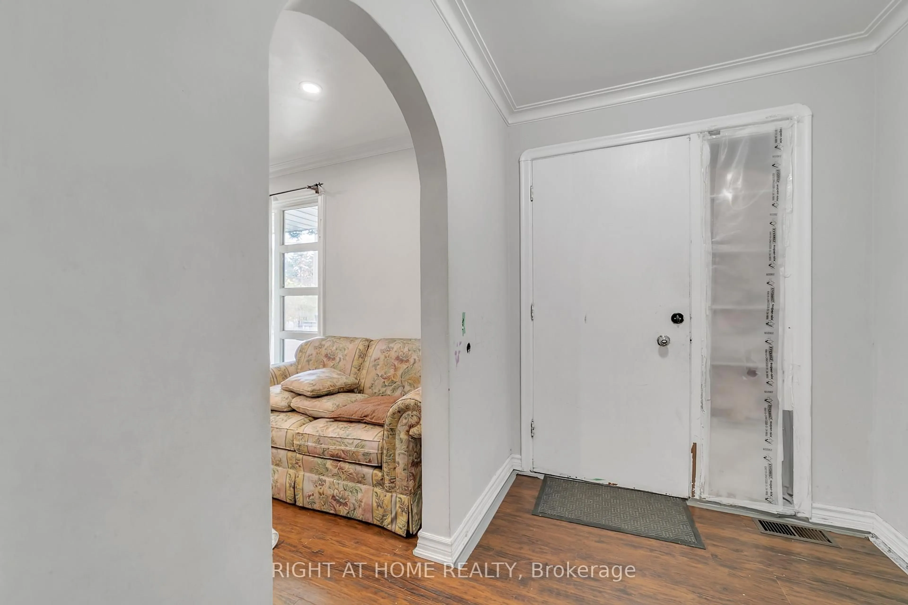 Indoor entryway for 1029 Davis Dr, Newmarket Ontario L3Y 2R8