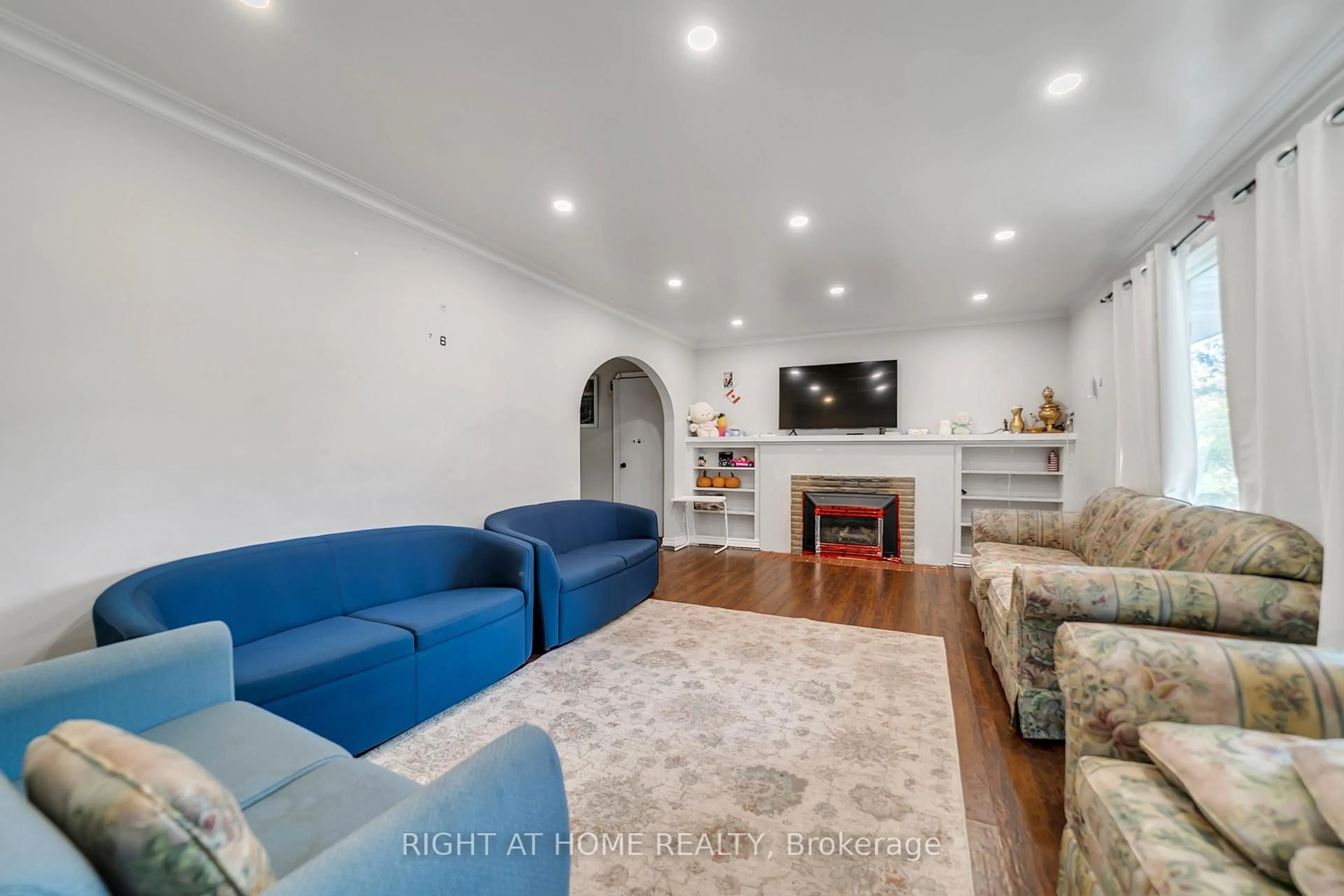 Living room with furniture, unknown for 1029 Davis Dr, Newmarket Ontario L3Y 2R8