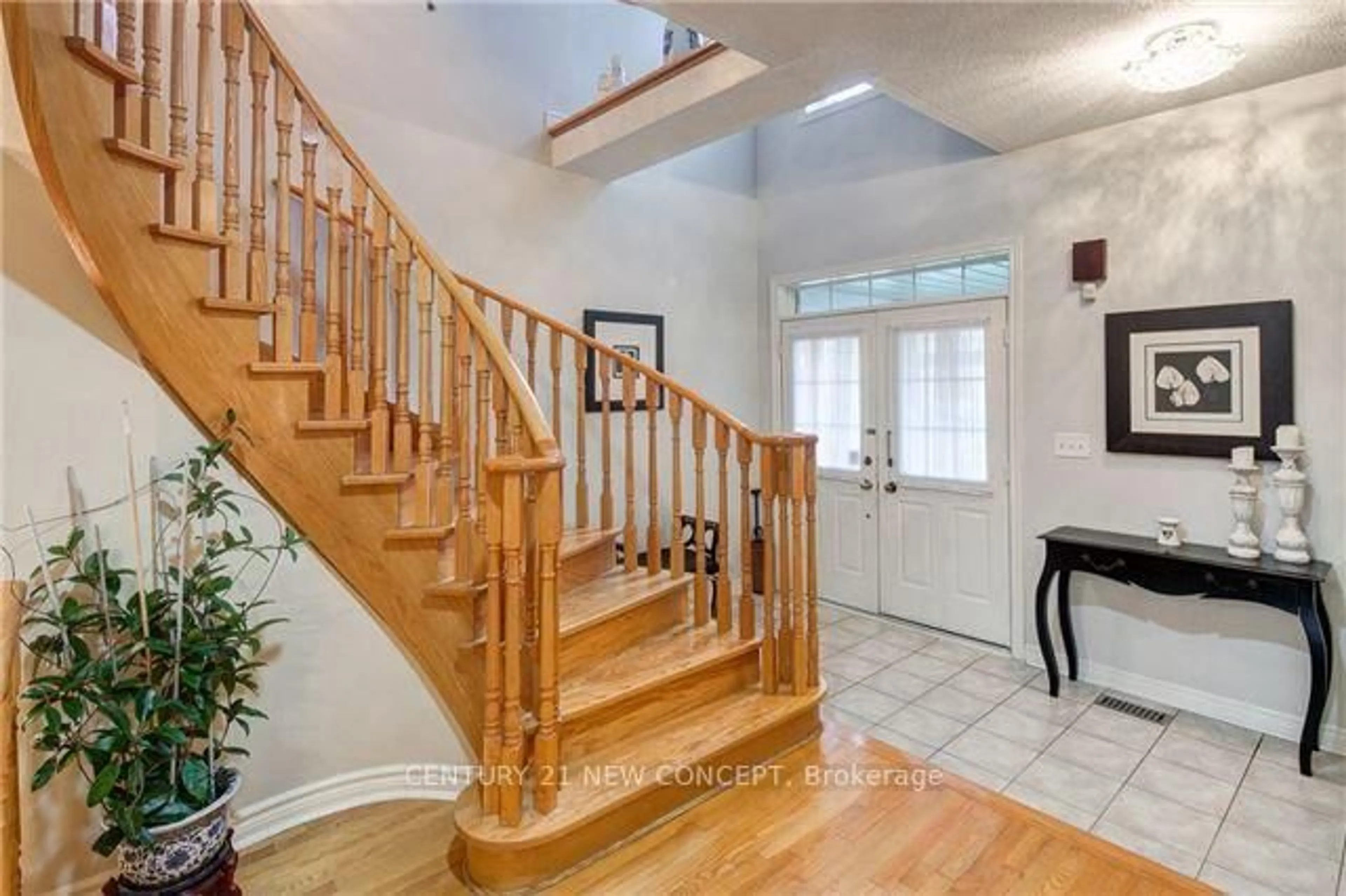 Indoor entryway for 146 Peninsula Cres, Richmond Hill Ontario L4S 1X9