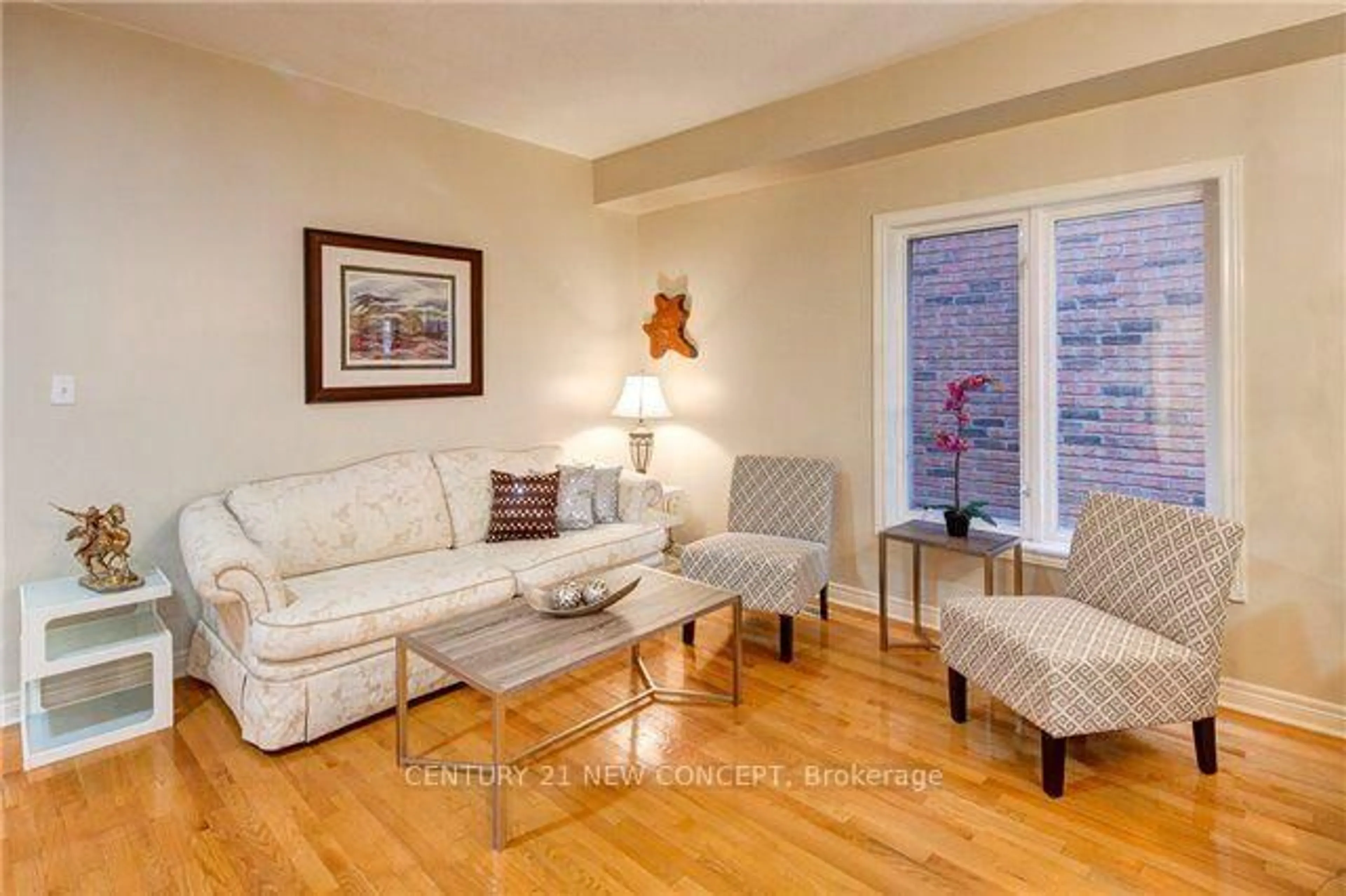 Living room with furniture, wood/laminate floor for 146 Peninsula Cres, Richmond Hill Ontario L4S 1X9