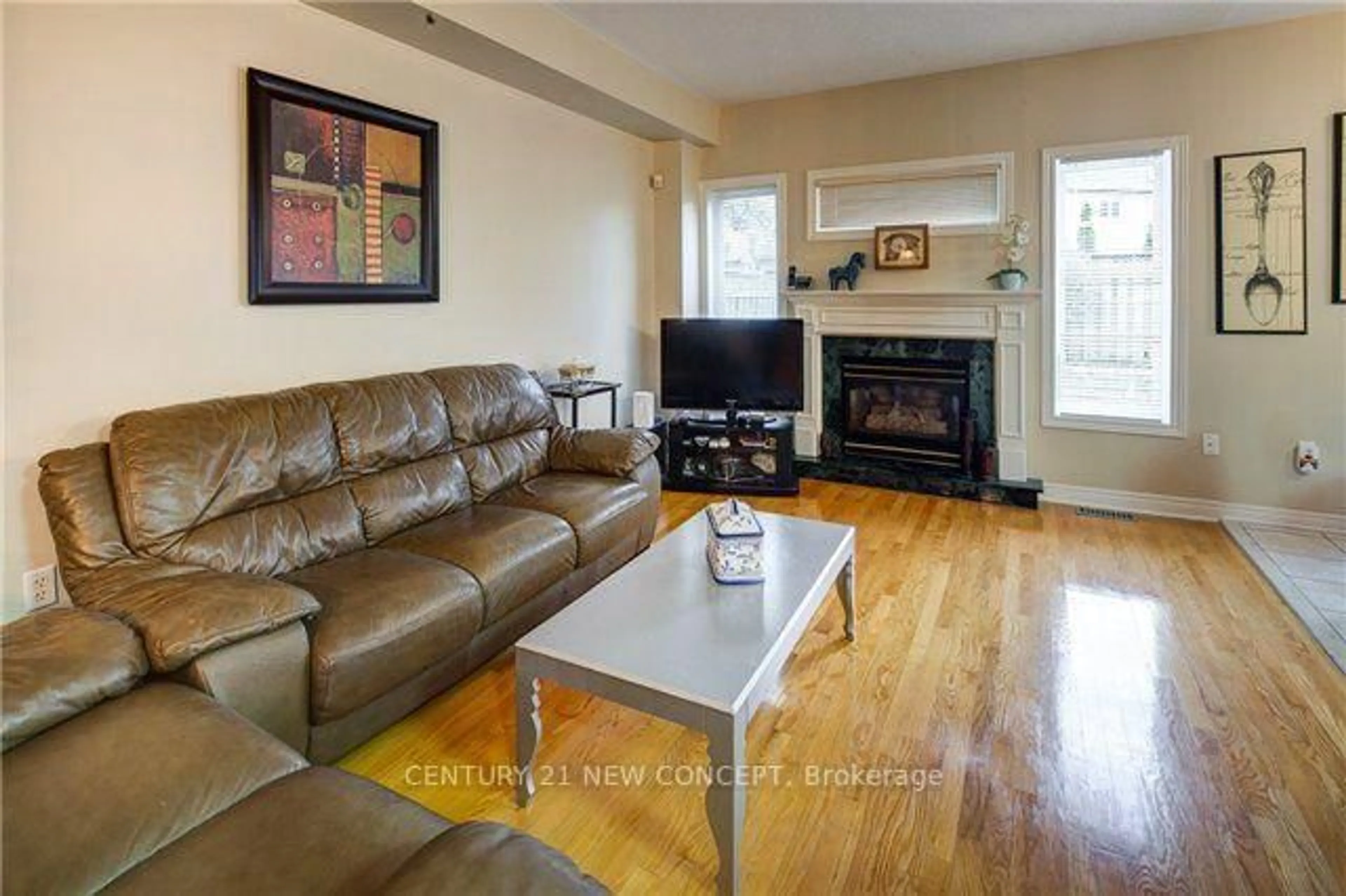 Living room with furniture, wood/laminate floor for 146 Peninsula Cres, Richmond Hill Ontario L4S 1X9