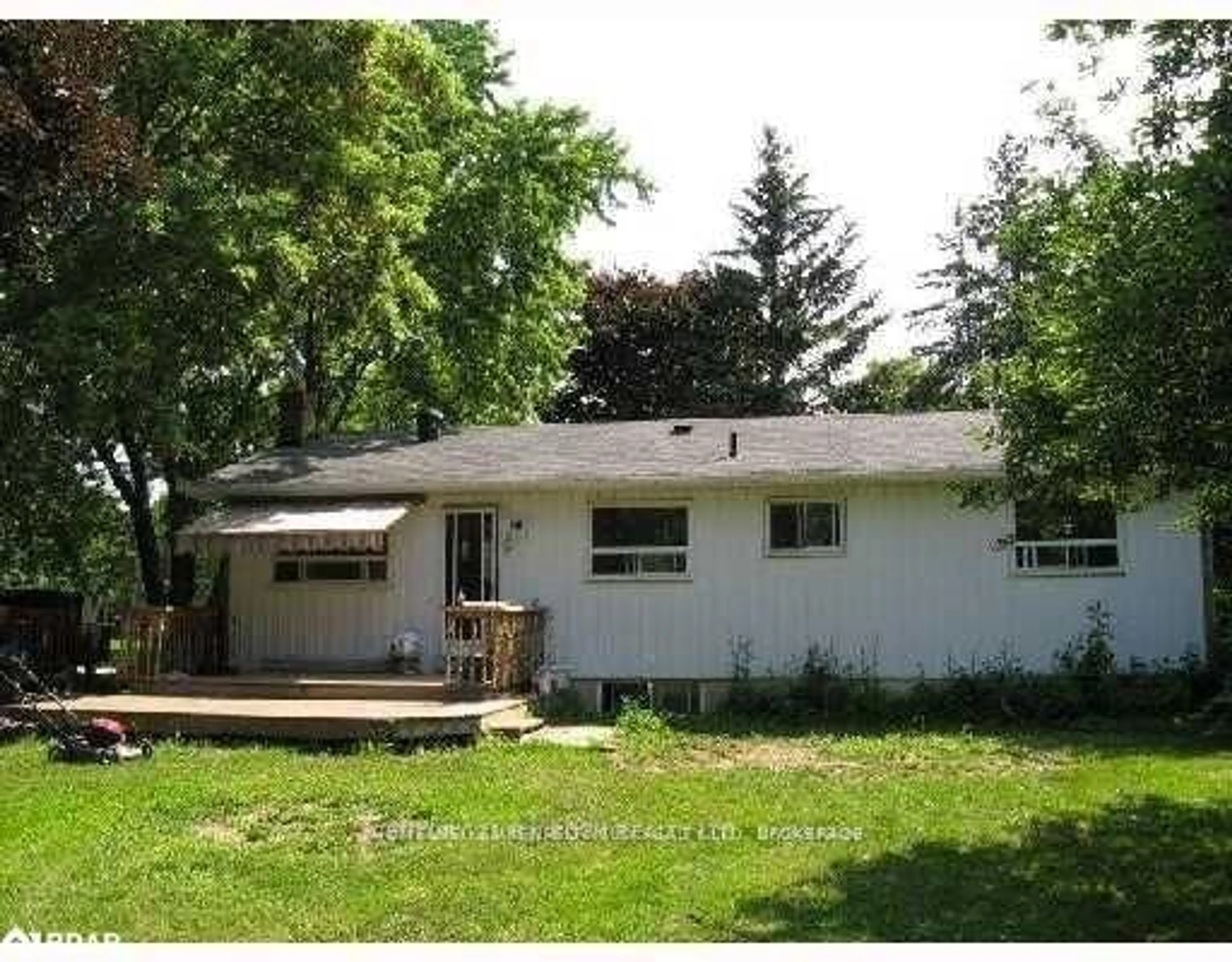 Home with vinyl exterior material, street for 204 Lynn St, Innisfil Ontario L9S 1E2