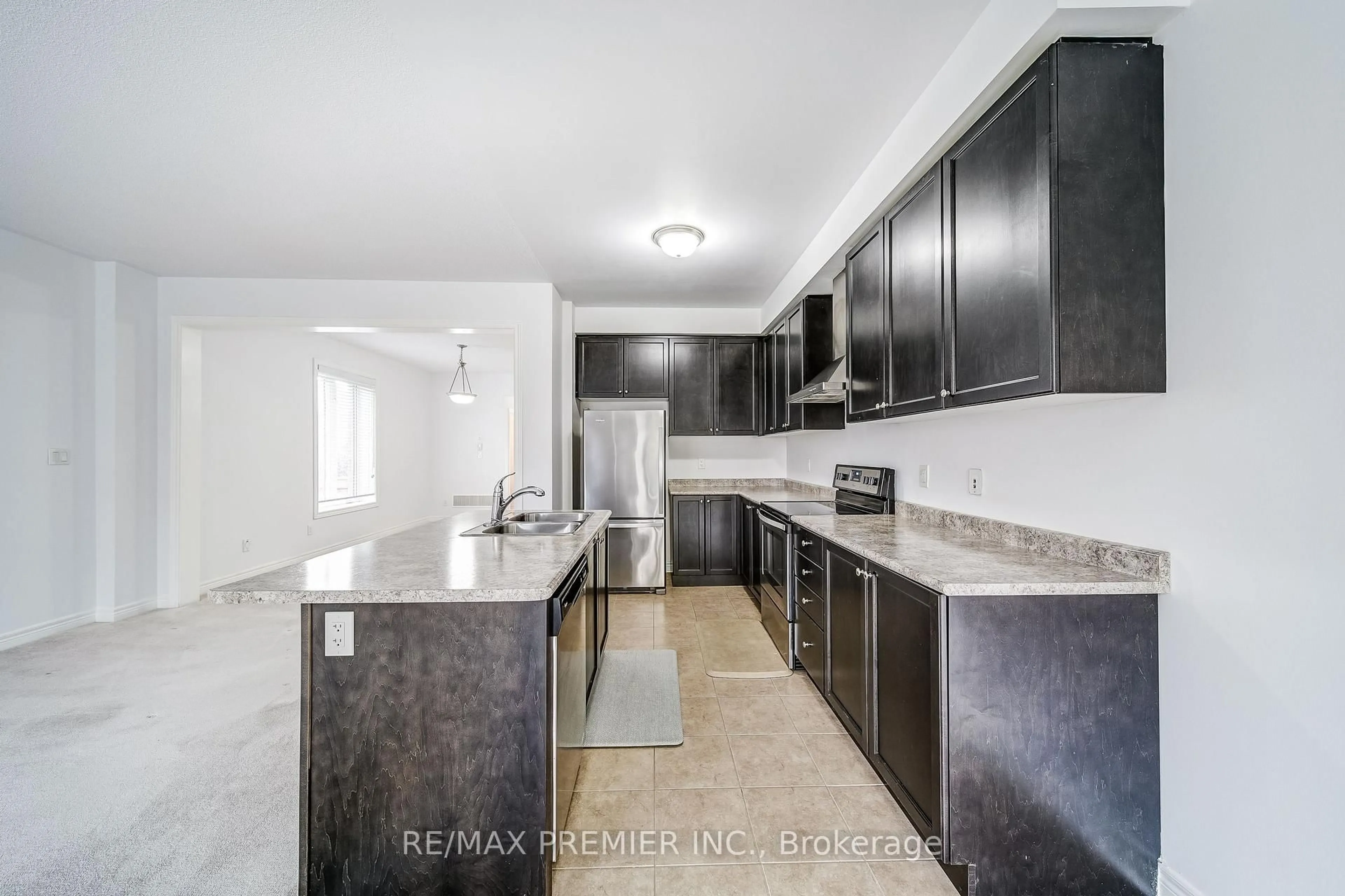 Open concept kitchen, unknown for 44 Weaver Terr, New Tecumseth Ontario L0G 1W0