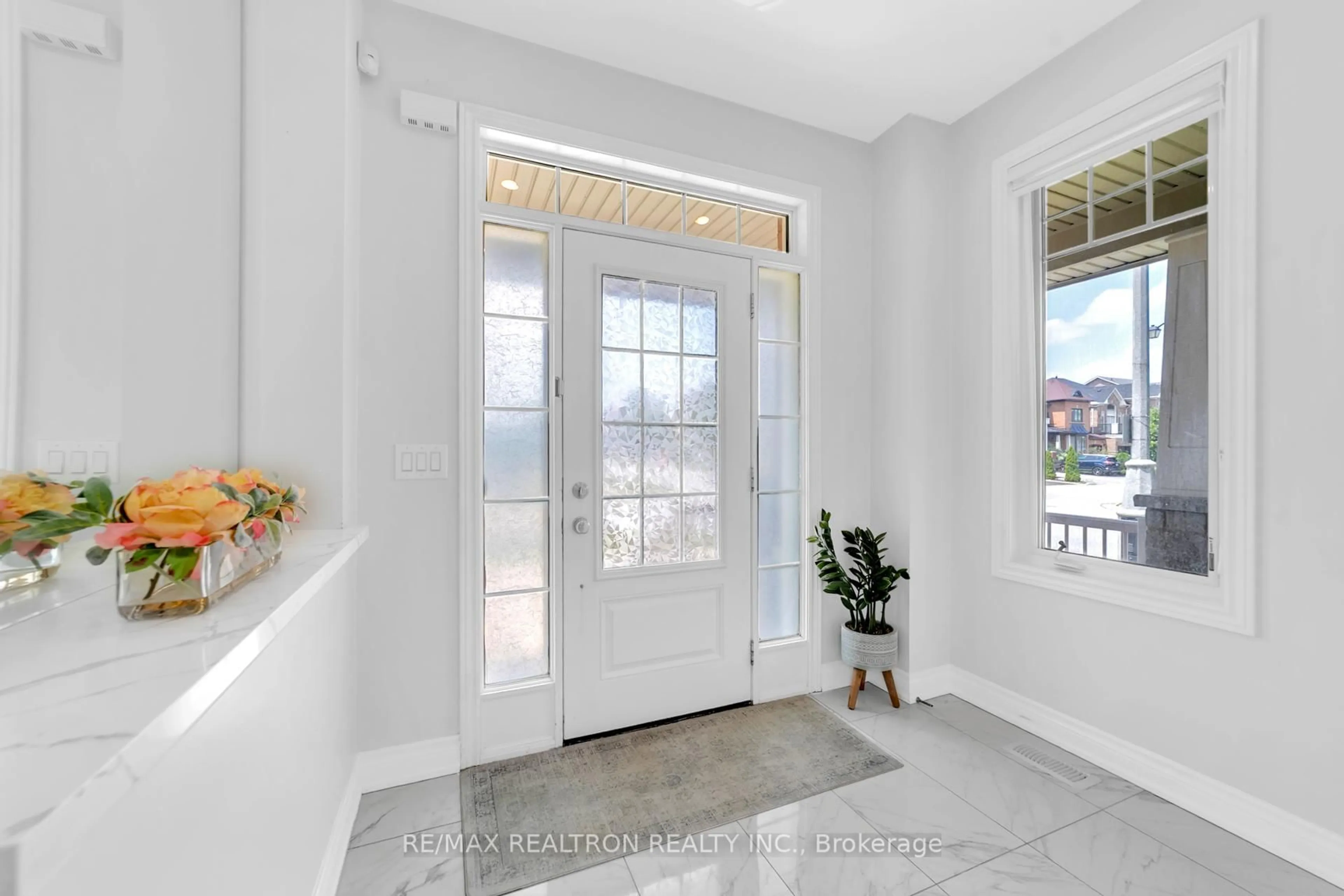 Indoor entryway for 155 Windrow St, Richmond Hill Ontario L4E 0Y2
