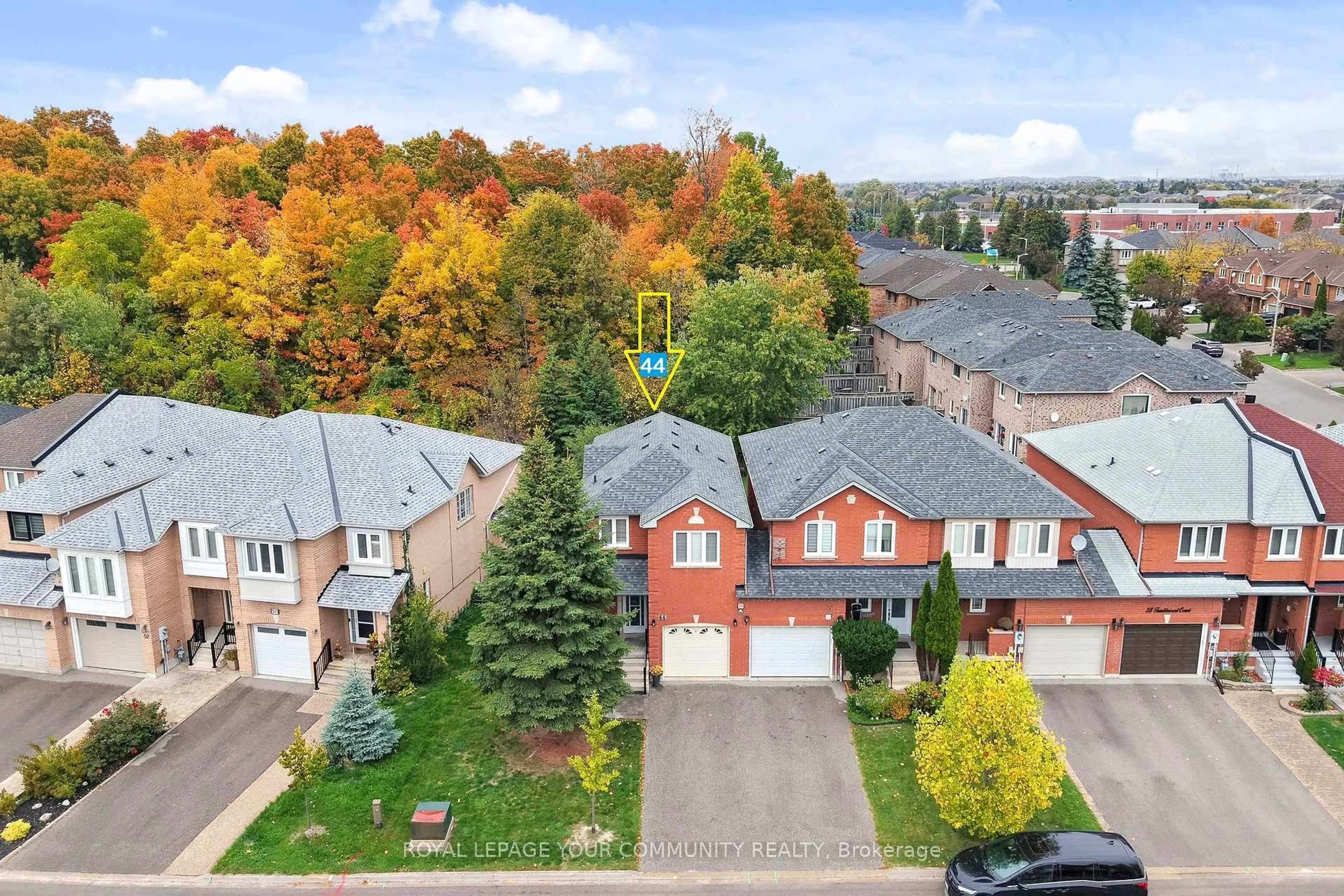 A pic from outside/outdoor area/front of a property/back of a property/a pic from drone, street for 44 Tumbleweed Crt, Vaughan Ontario L4L 8Y6